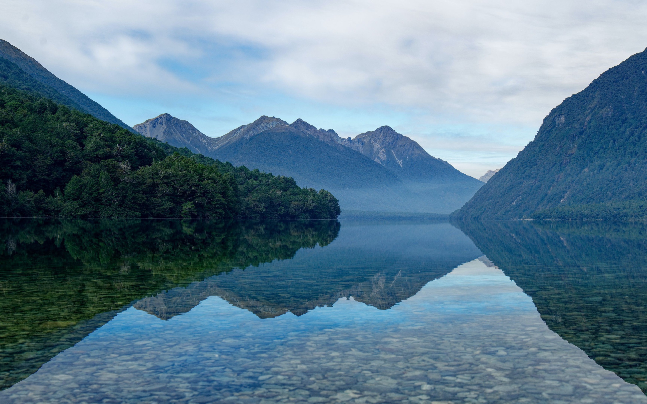 Прозрачная вода в горном озере  на рассвете