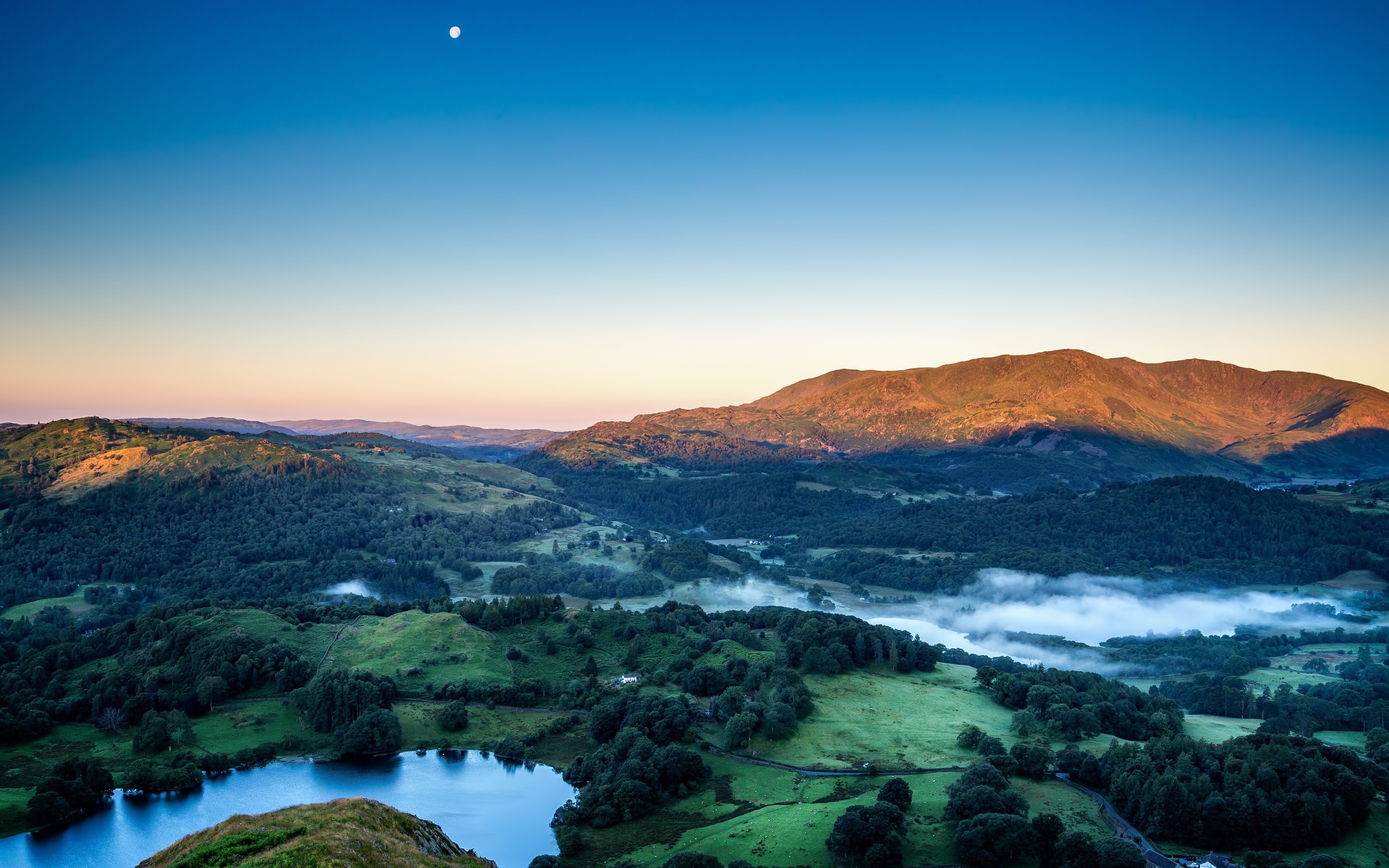 Туман над горной природой на рассвете 
