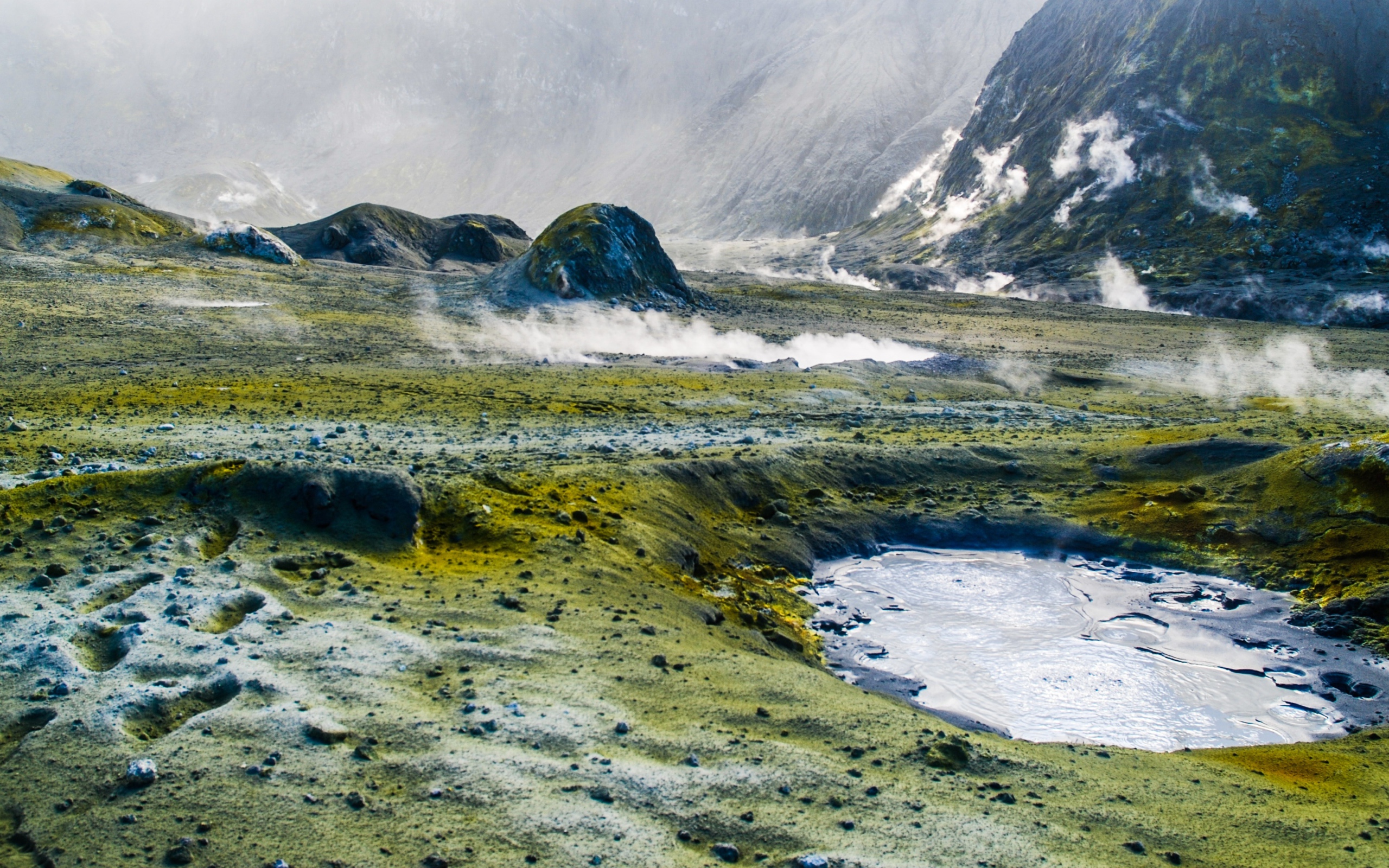 Горячие гейзеры у подножия гор 