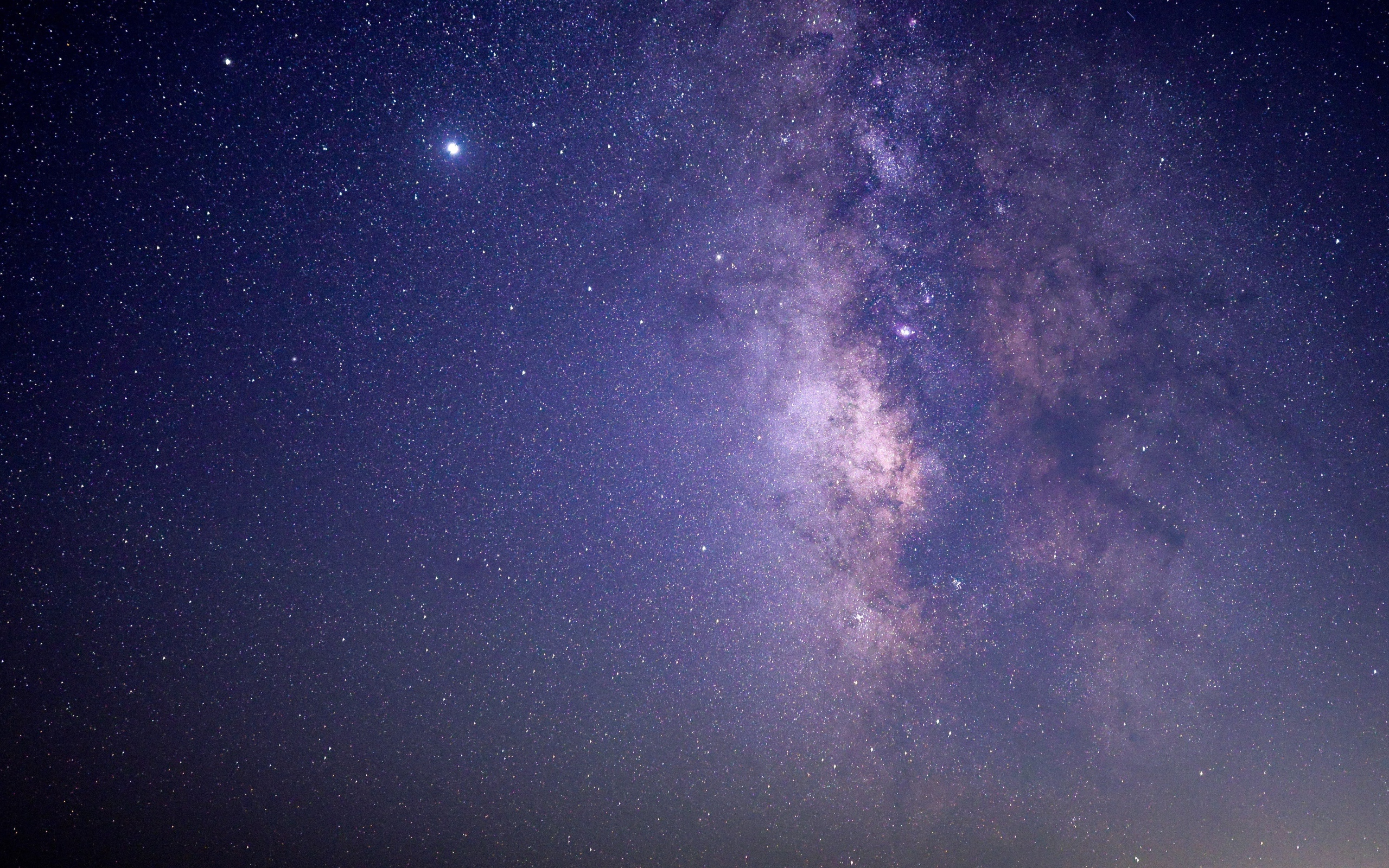 Фиолетовый млечный путь в звездном небе 