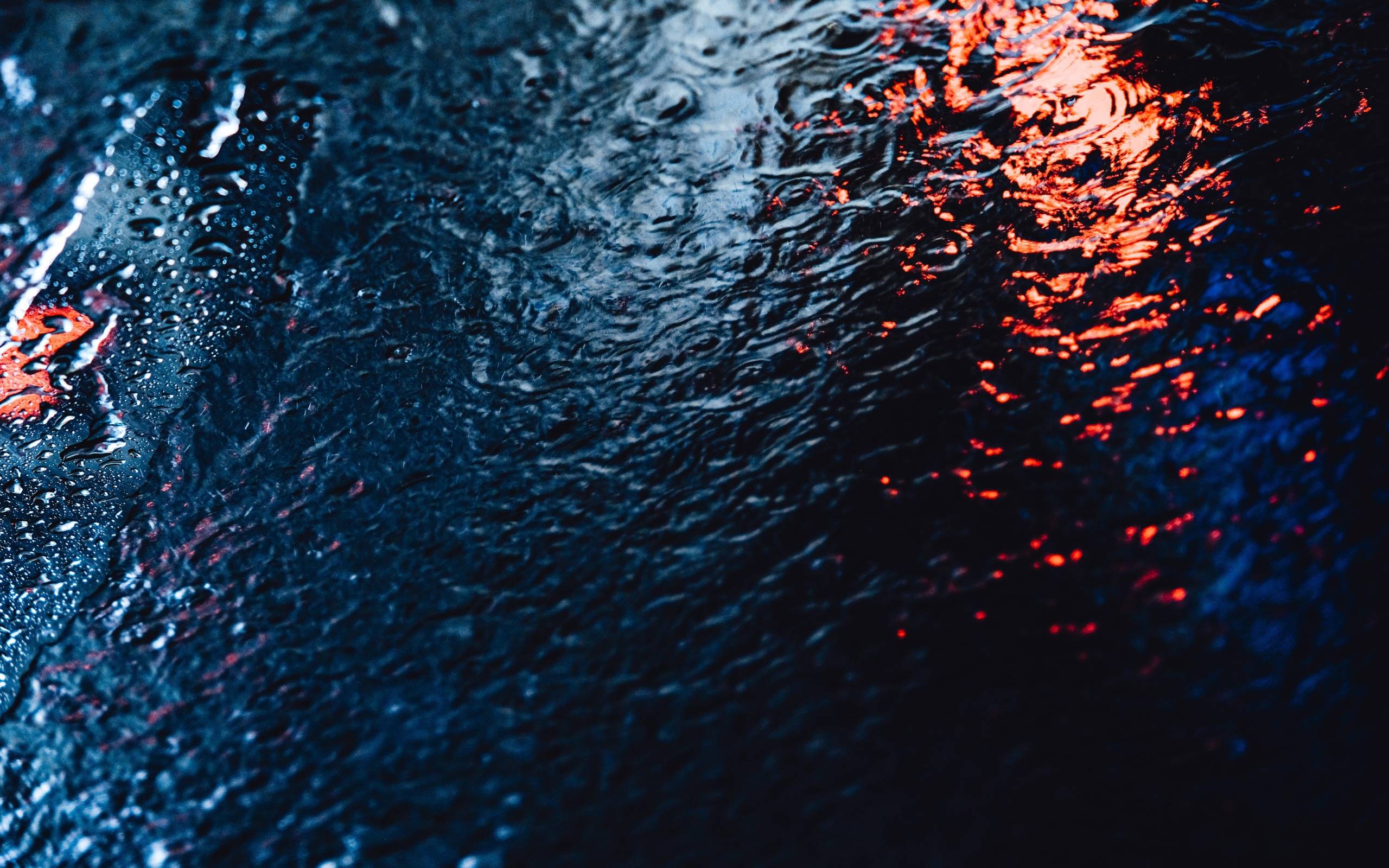 Мокрый асфальт во время дождя 