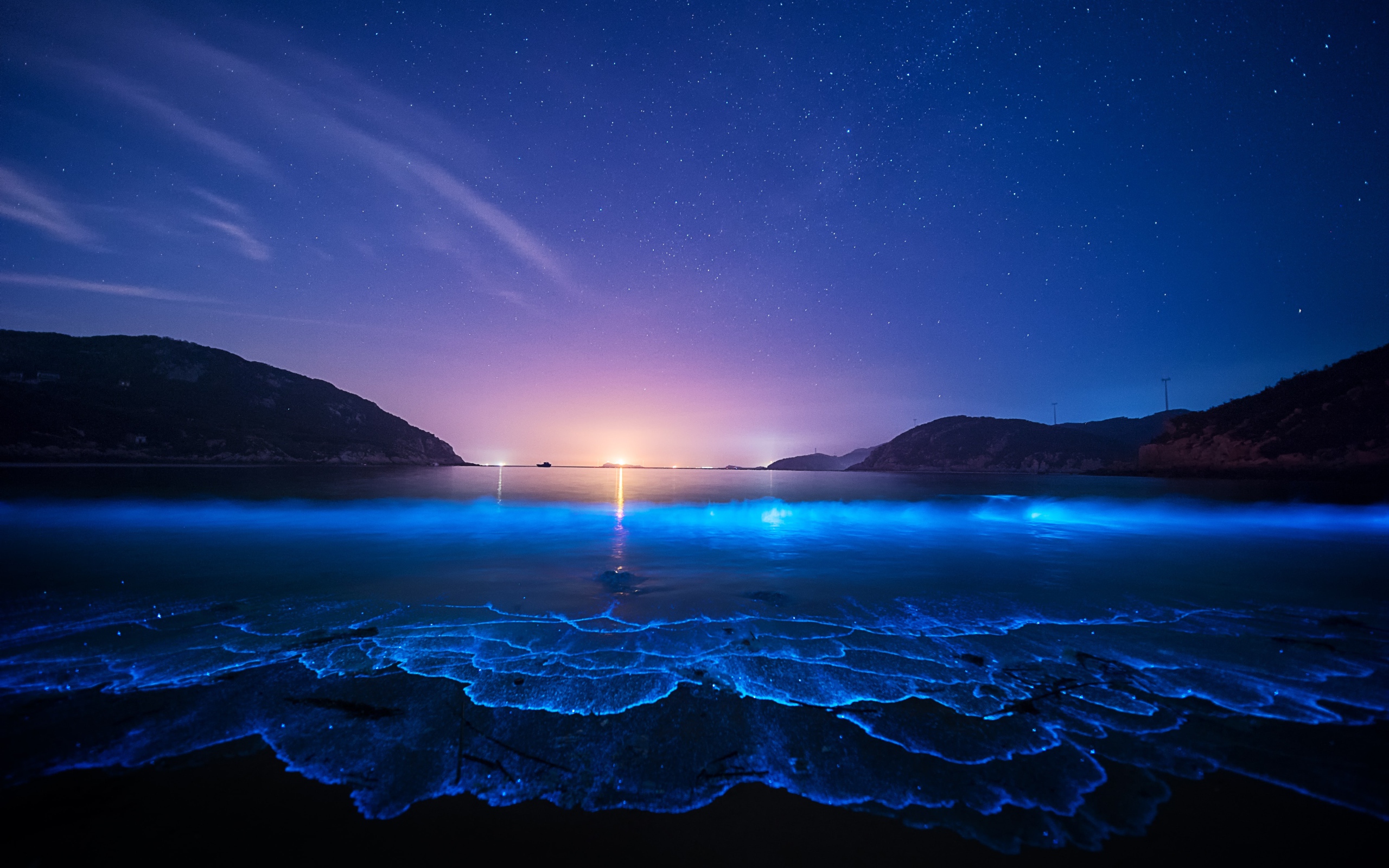 Люминесцентный пляж на Мальдивах на закате 