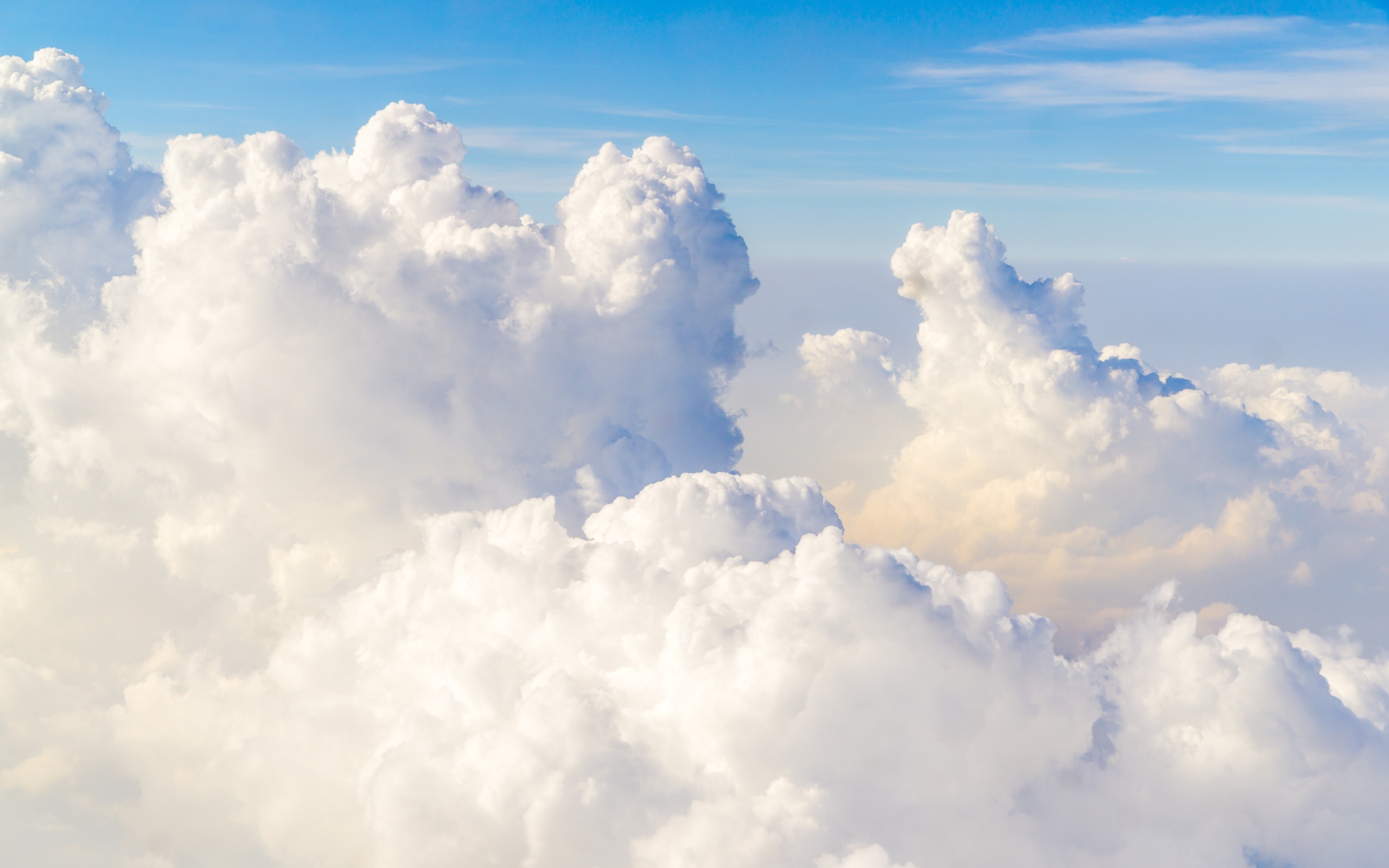 Красивые белые облака в голубом небе