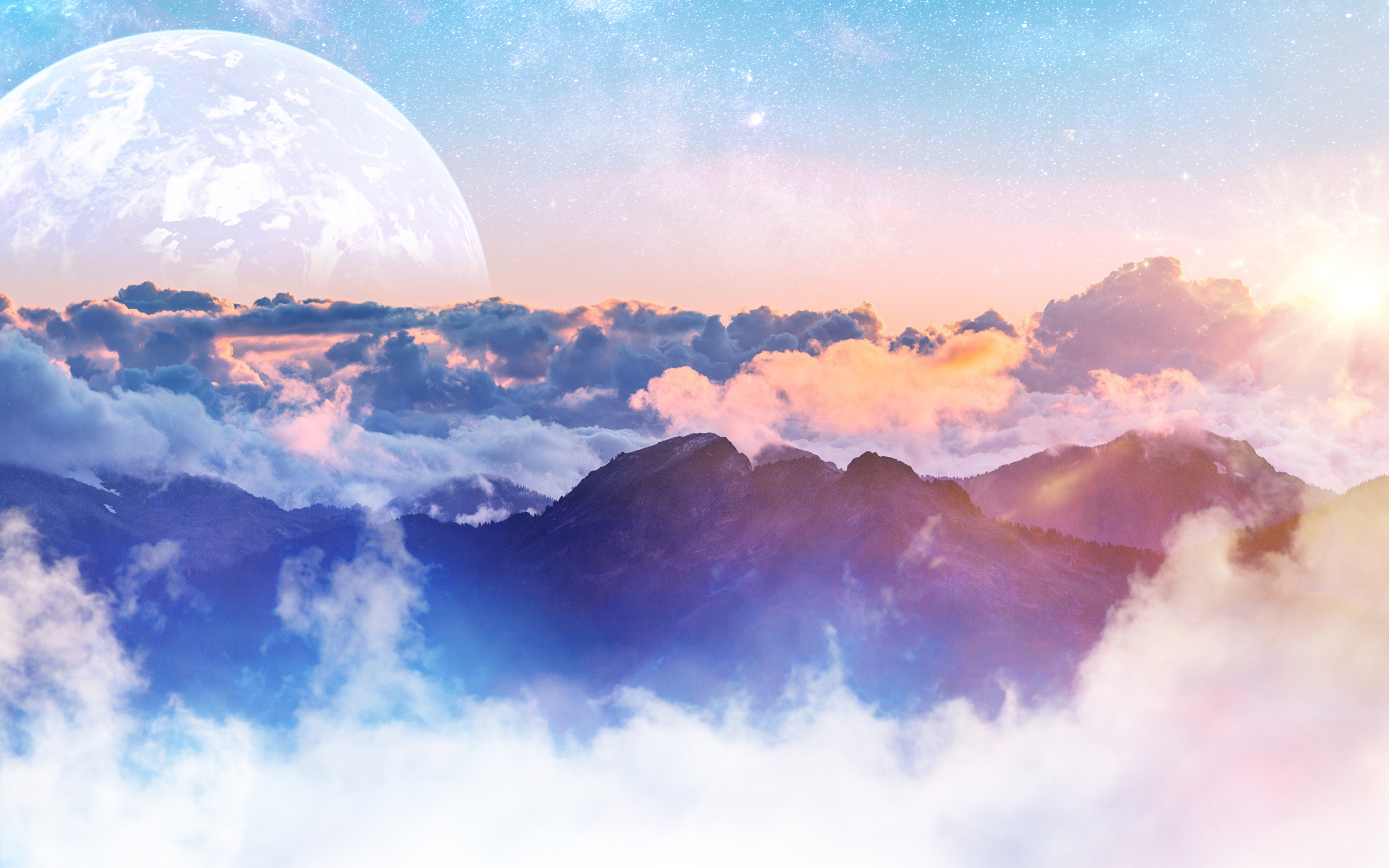 Густые облака над горами на фоне большой луны в небе