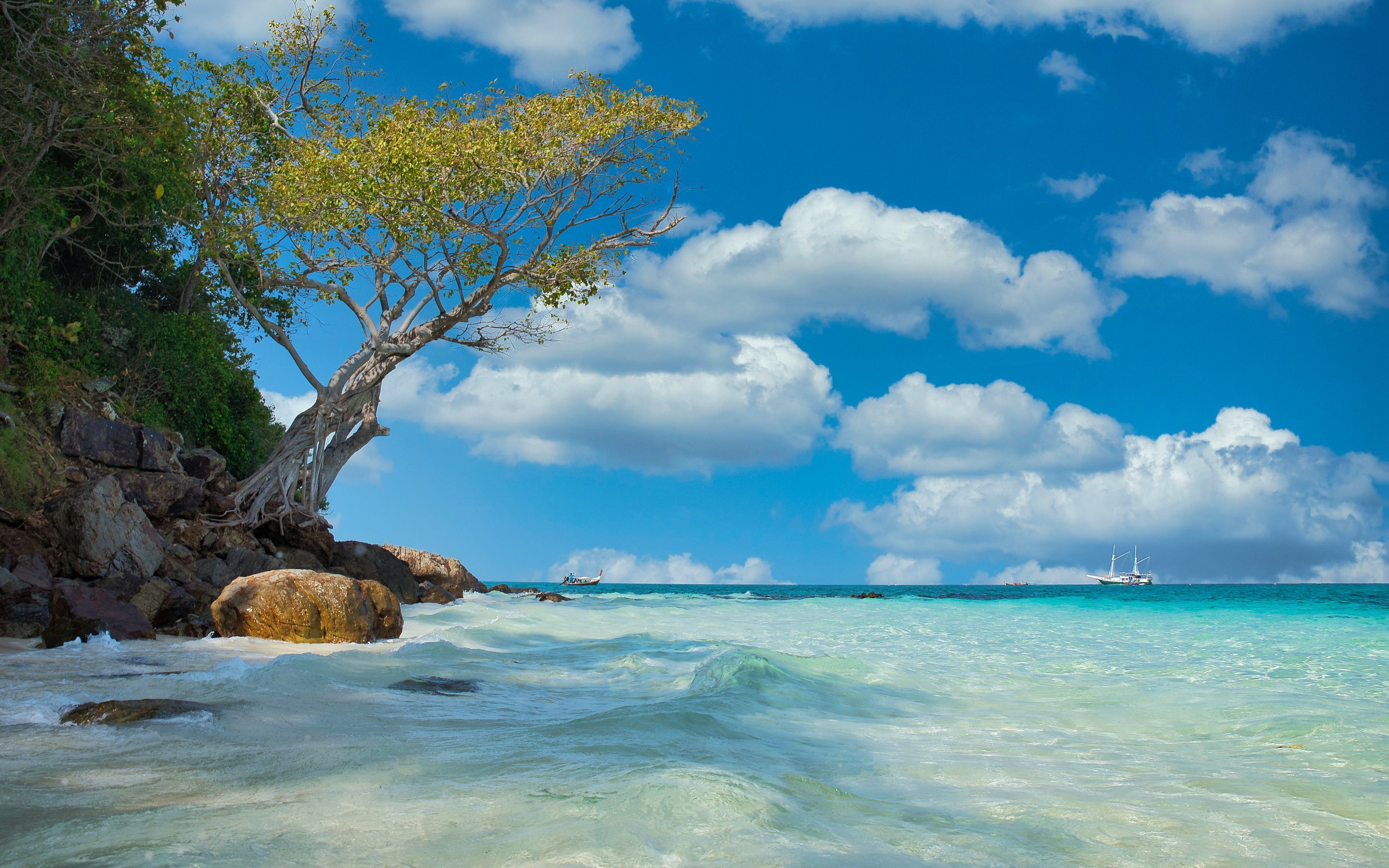 Белые облака в небе над голубой водой океана