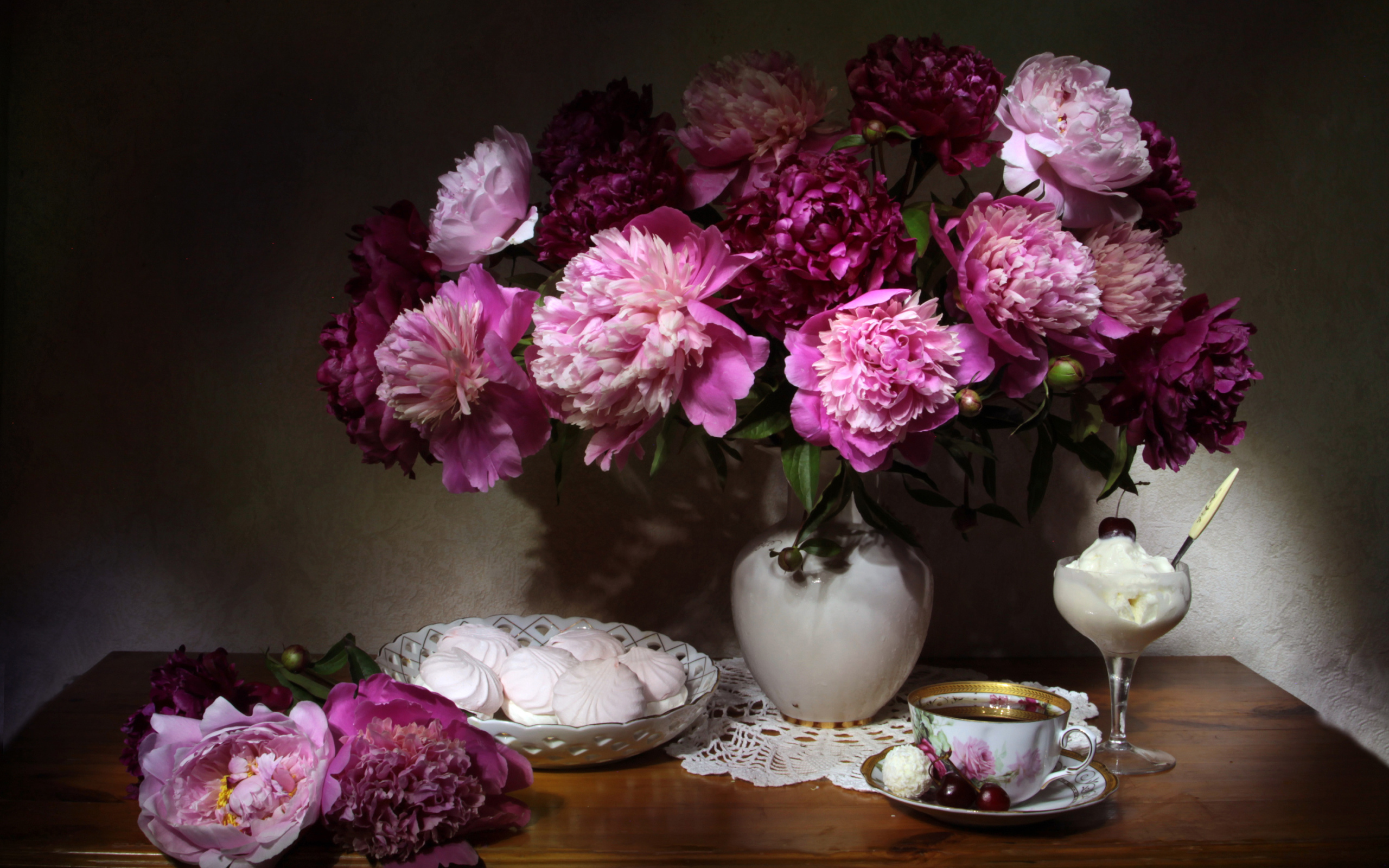 Красивый букет пионов в вазе на столе с зефиром