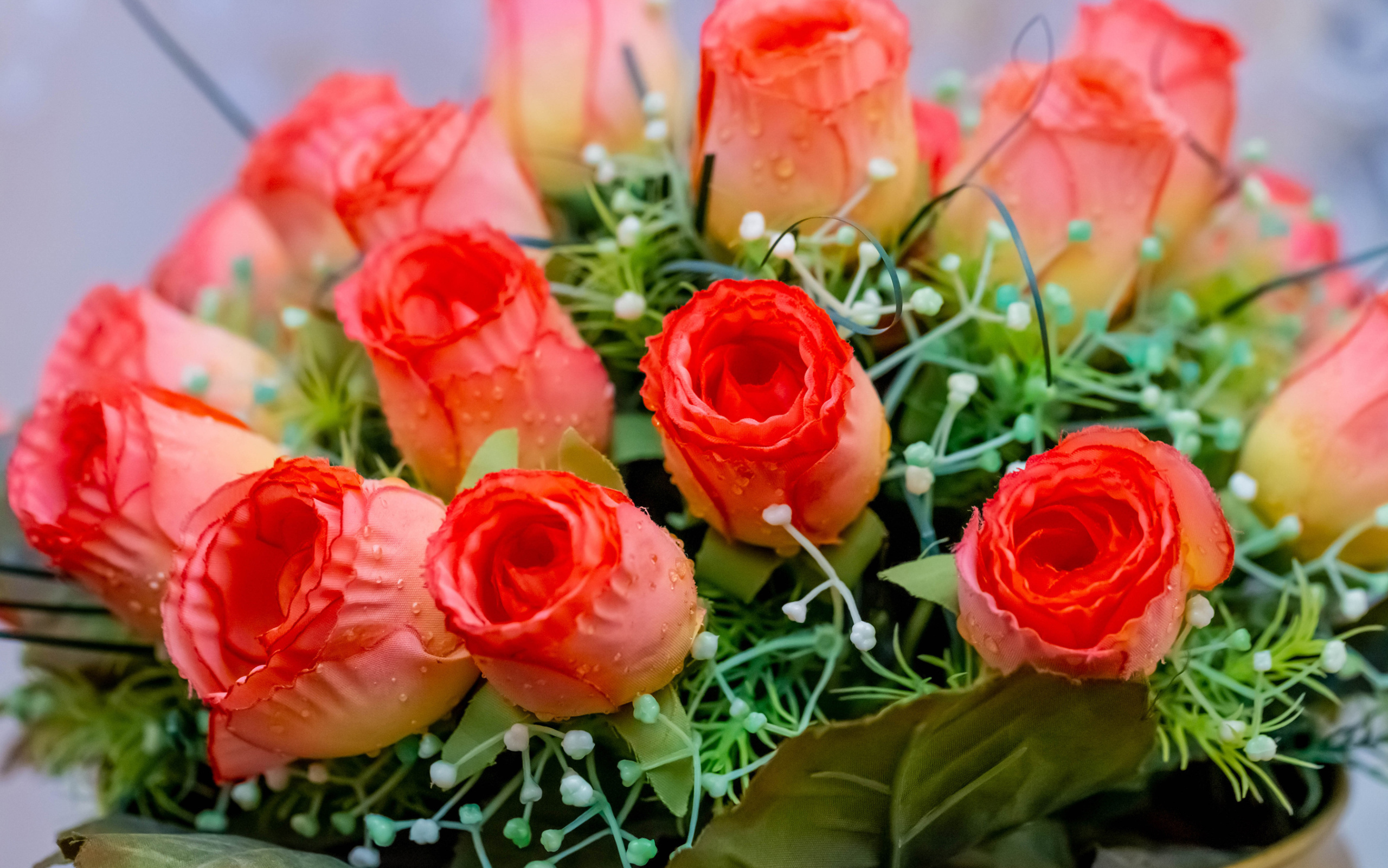 Букет искусственных роз крупным планом