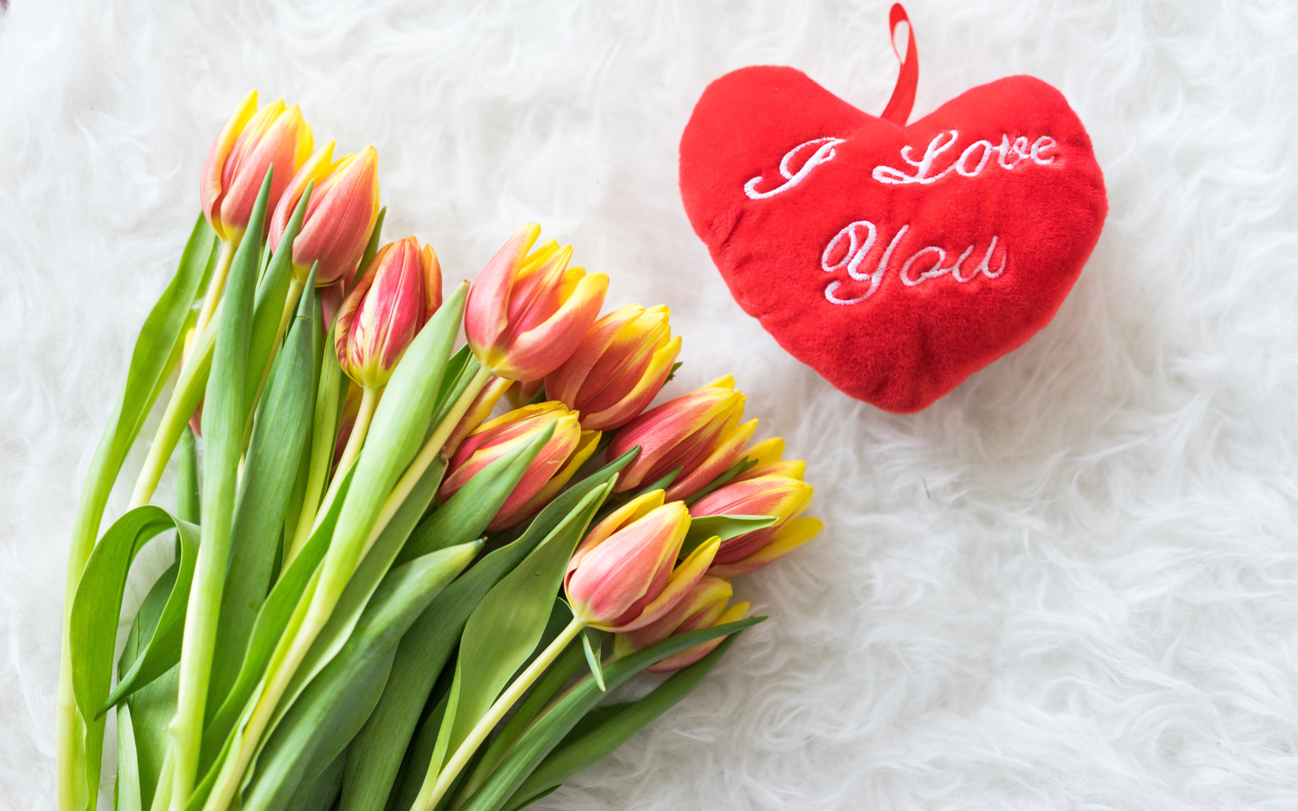 Букет оранжевых тюльпанов с красным сердцем 