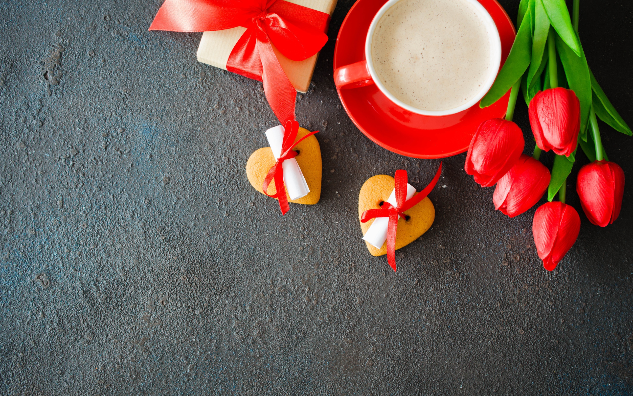 Букет красных тюльпанов, подарок, печенье и кофе для любимой 