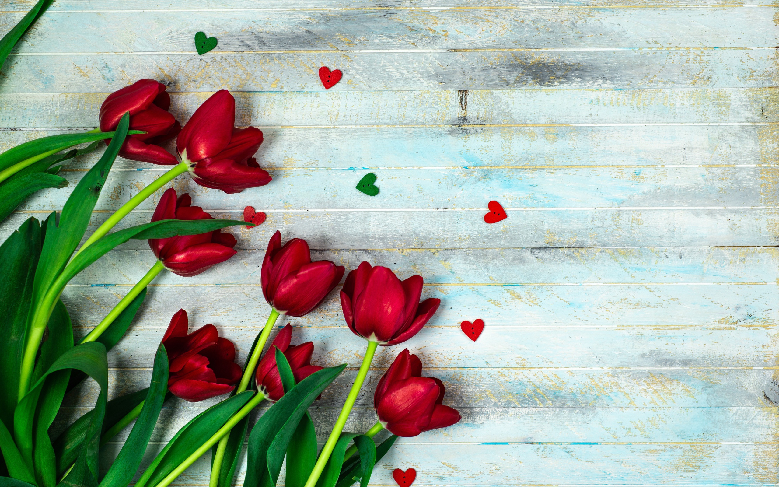 Букет красных тюльпанов на деревянном столе