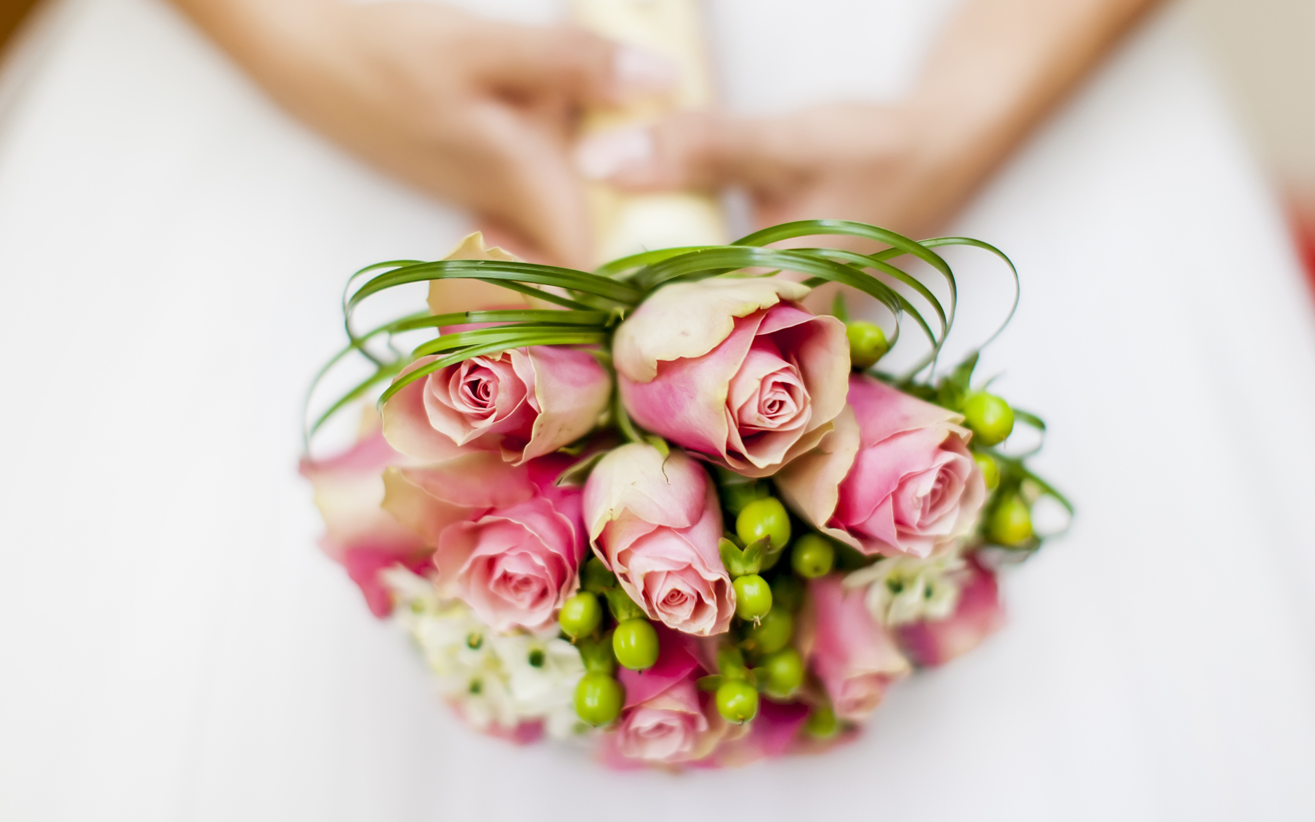 Свадебный букет из розовых роз в руках у невесты 
