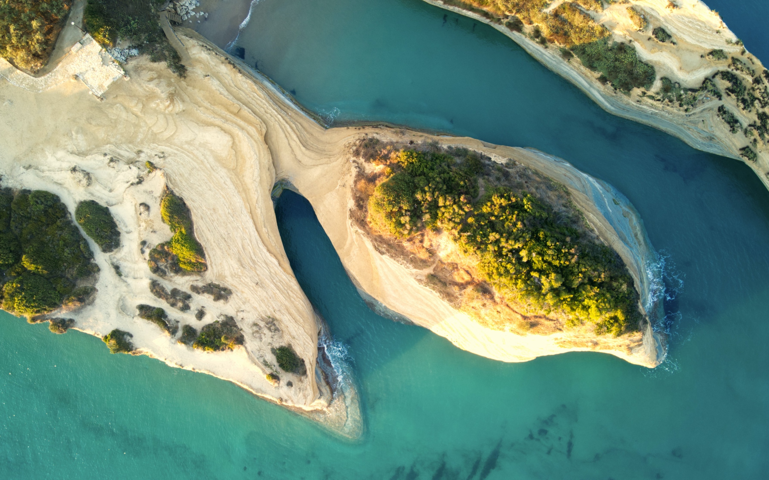 Вид сверху на острова в голубом океане 