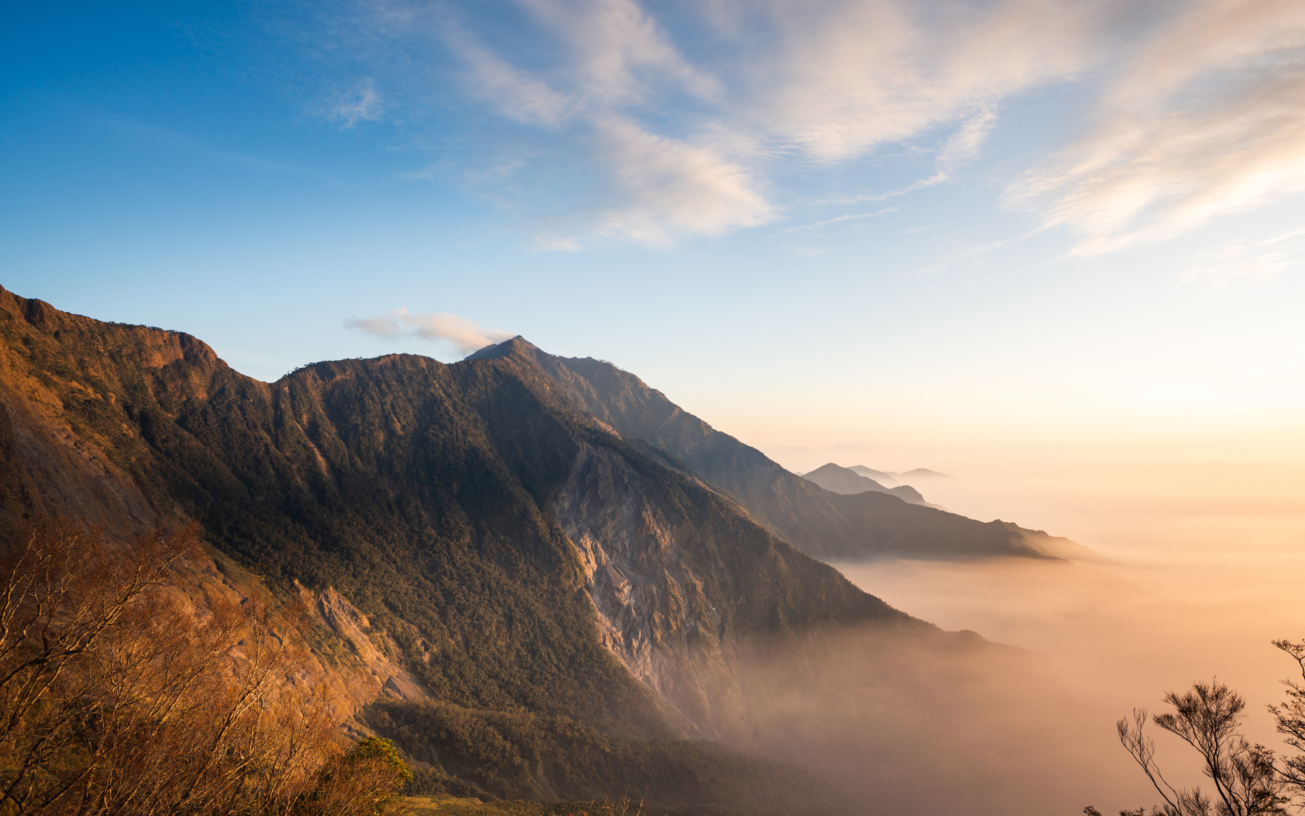 Красивый вид на покрытые туманом горы под голубым небом