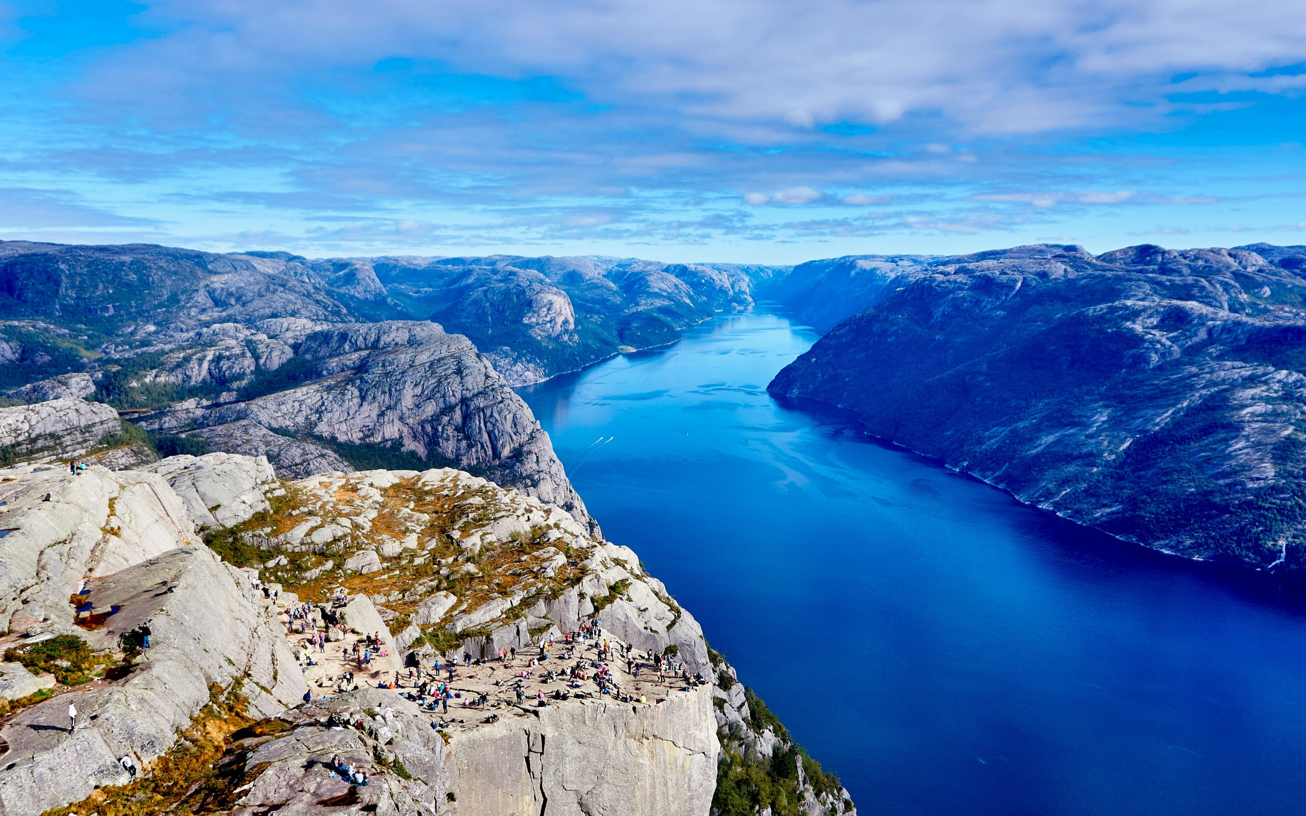 Чистая река между скалистых гор  