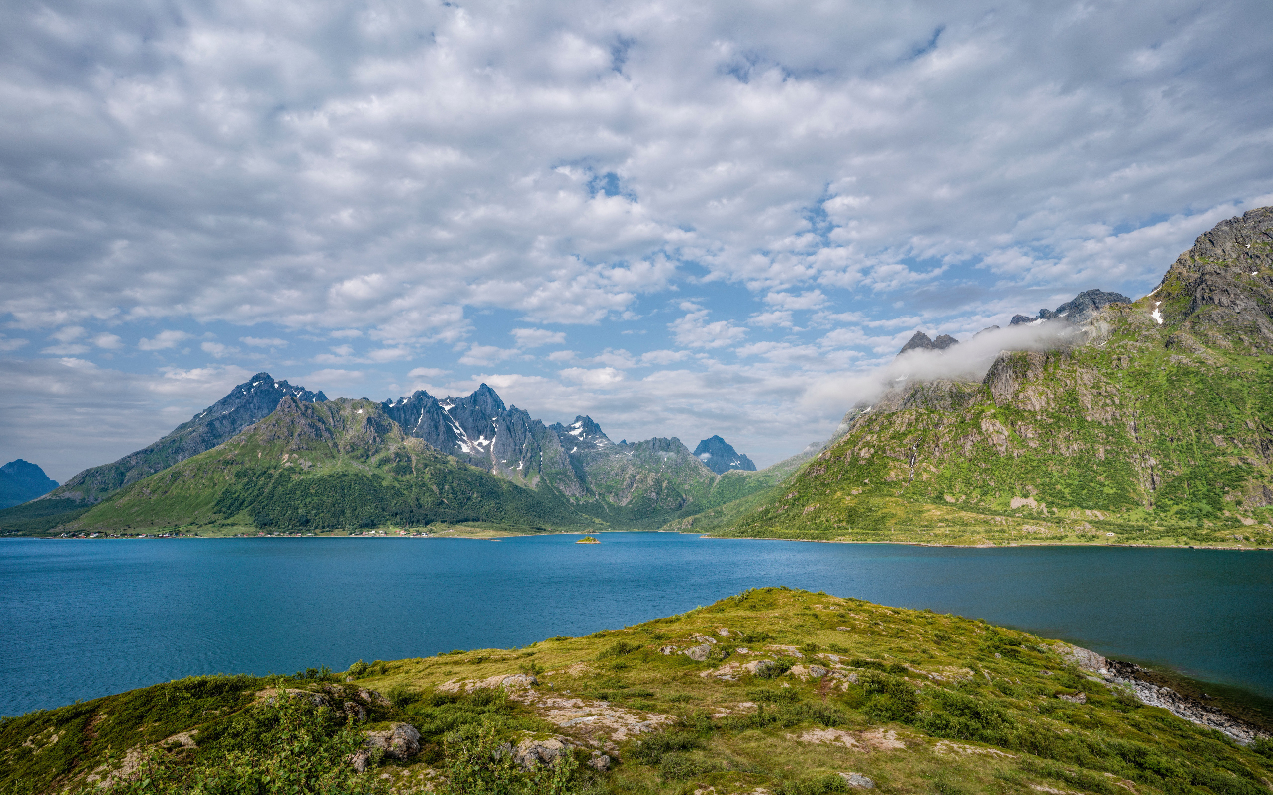 Горы под белыми облаками, Лофотенские острова