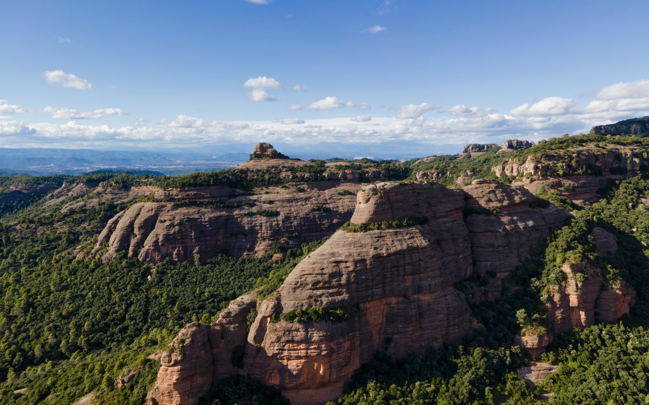 Каменные горы под голубым небом, Каталония. Италия