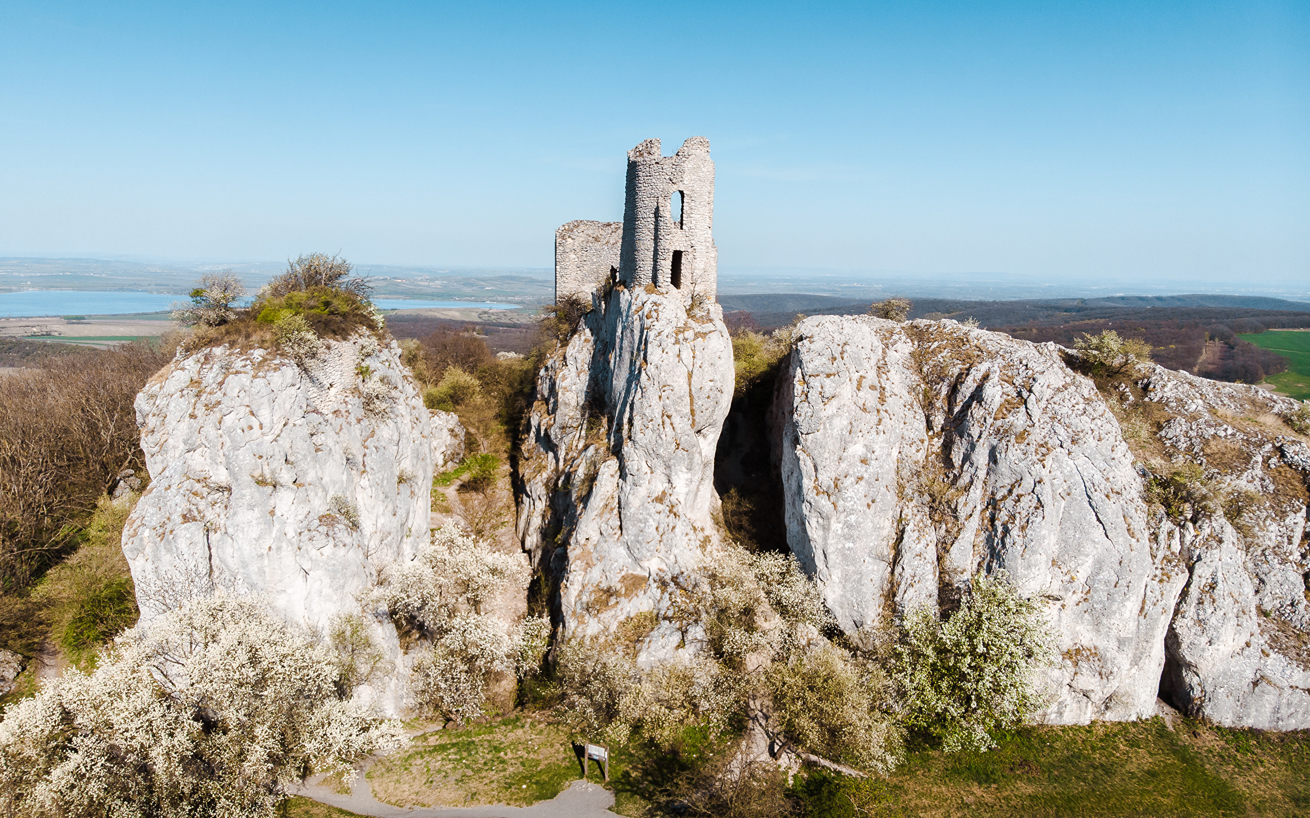 Развалины храма на скале под голубым небом 