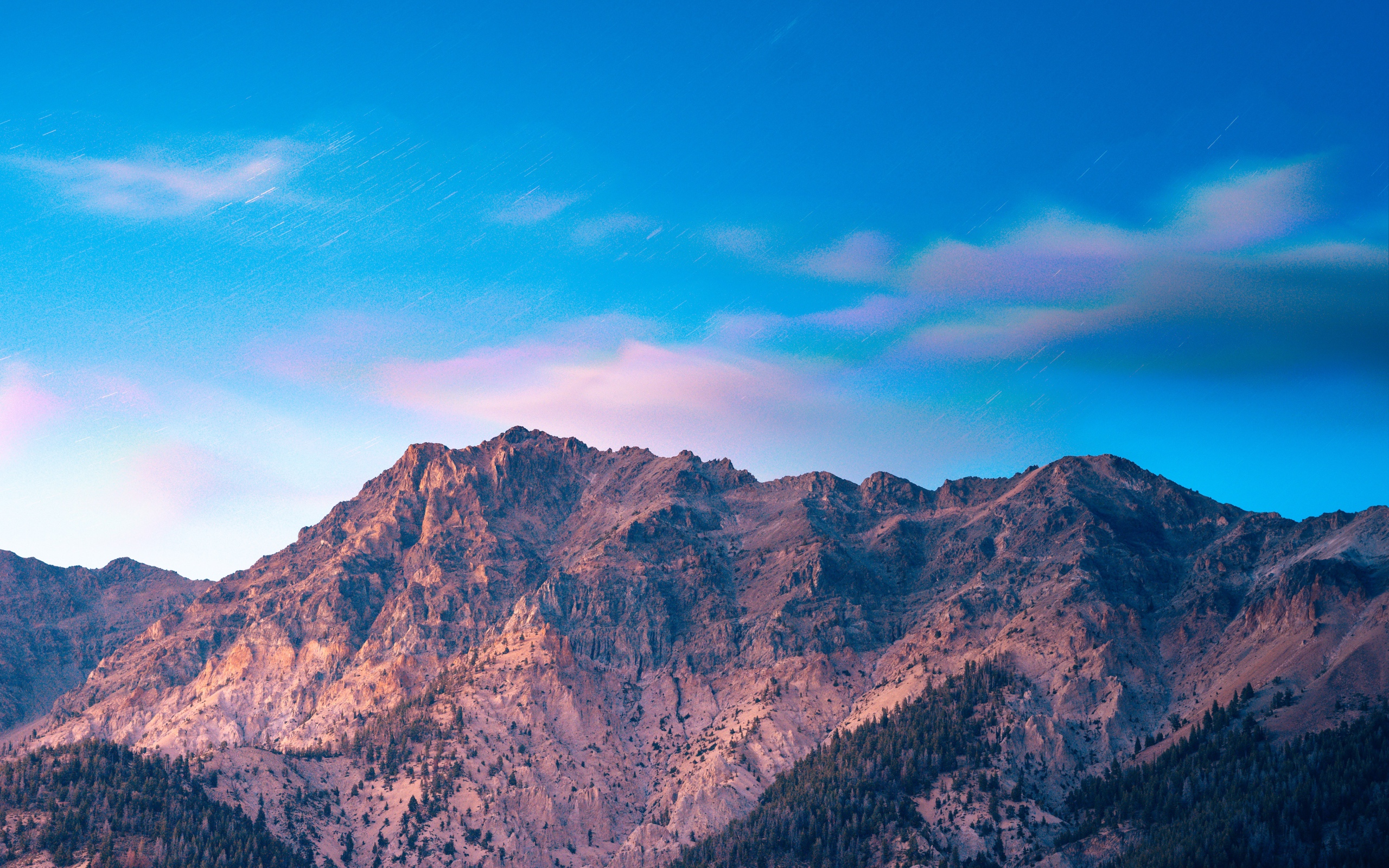 Вершины гор на фоне голубого неба 