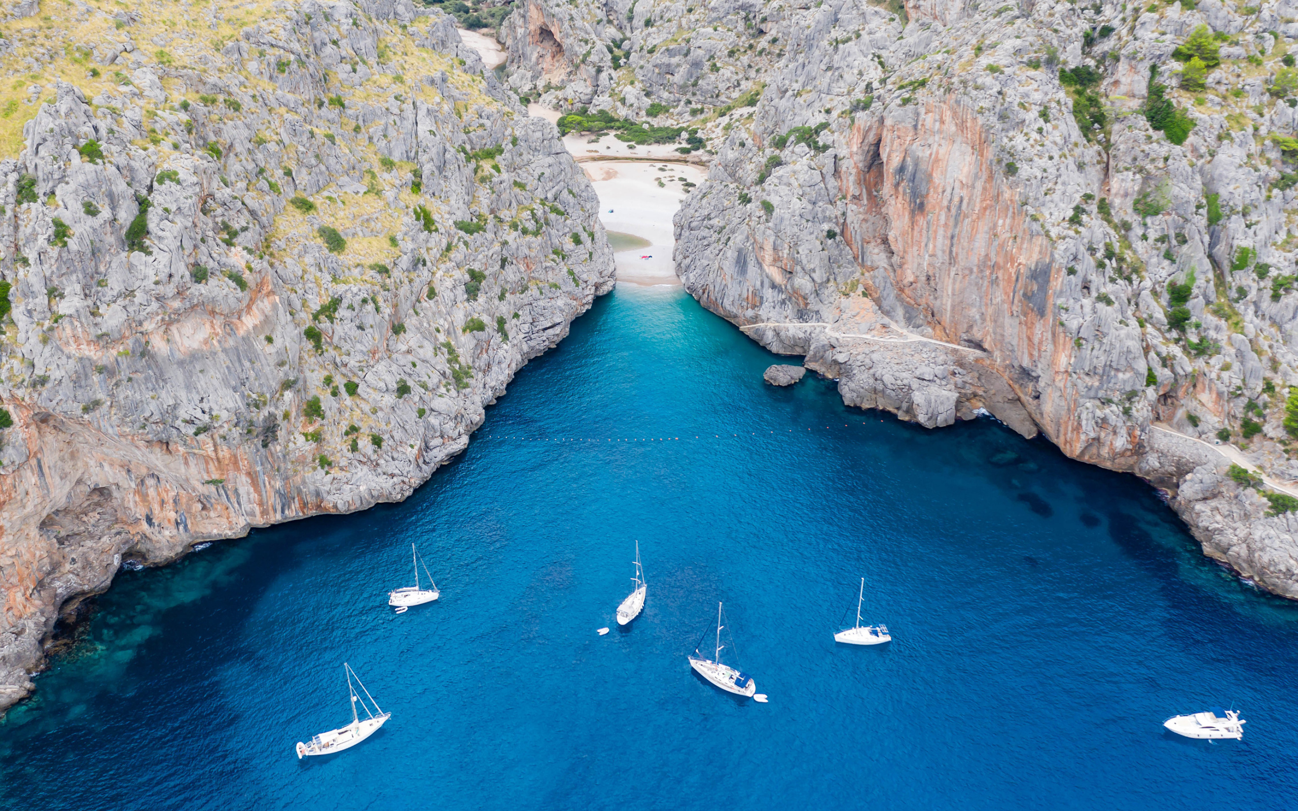 Лодки в бухте между скалами