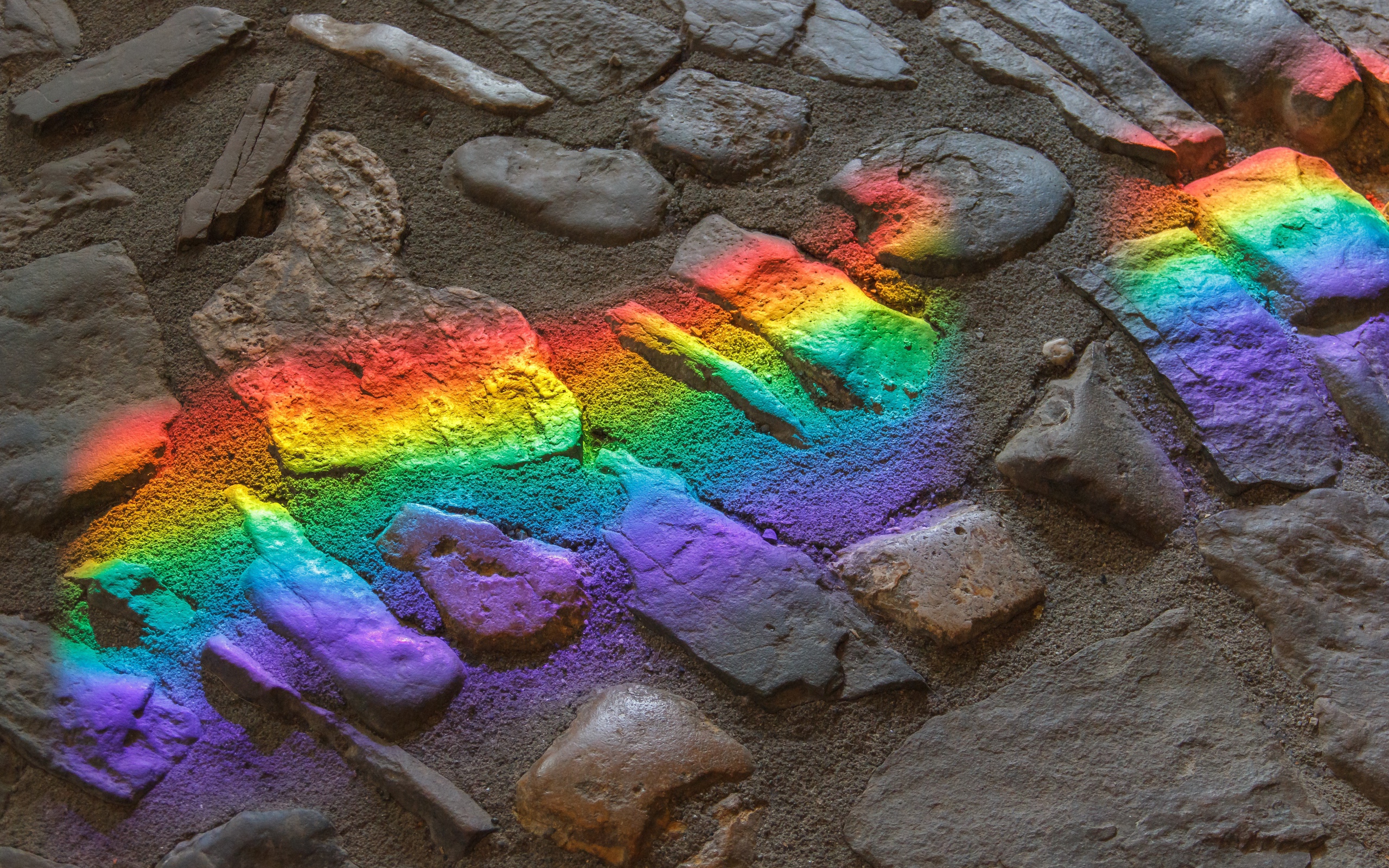 Радужный рисунок на каменной брусчатке 