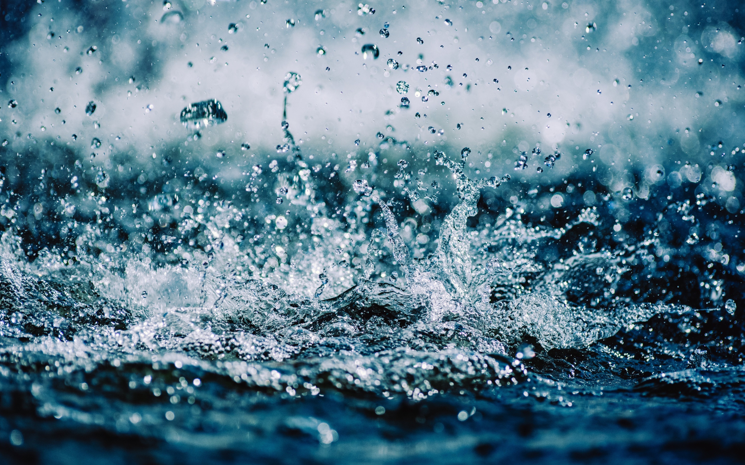 Брызги в чистой воде 