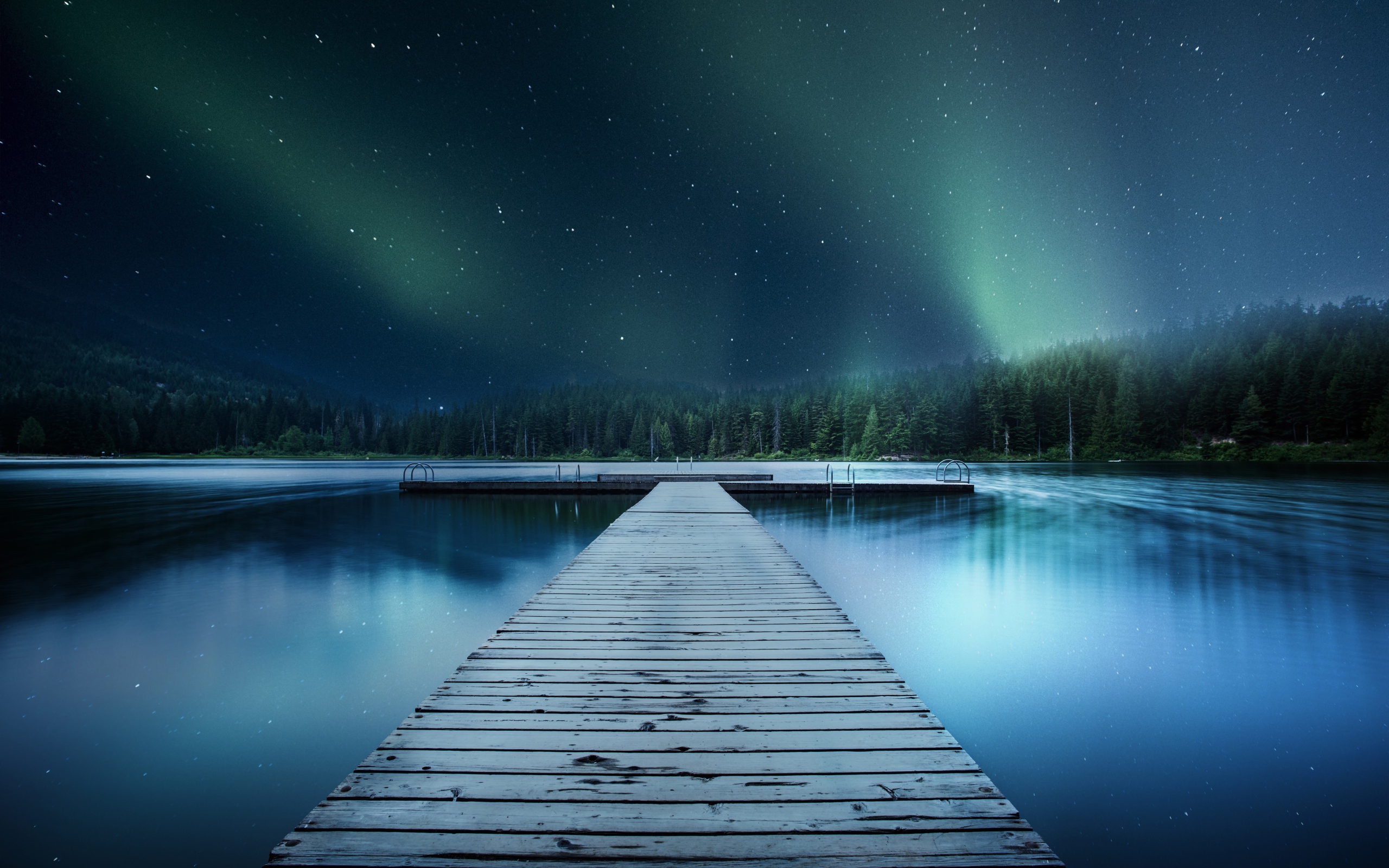 Деревянный мост на озере под красивым ночным небом