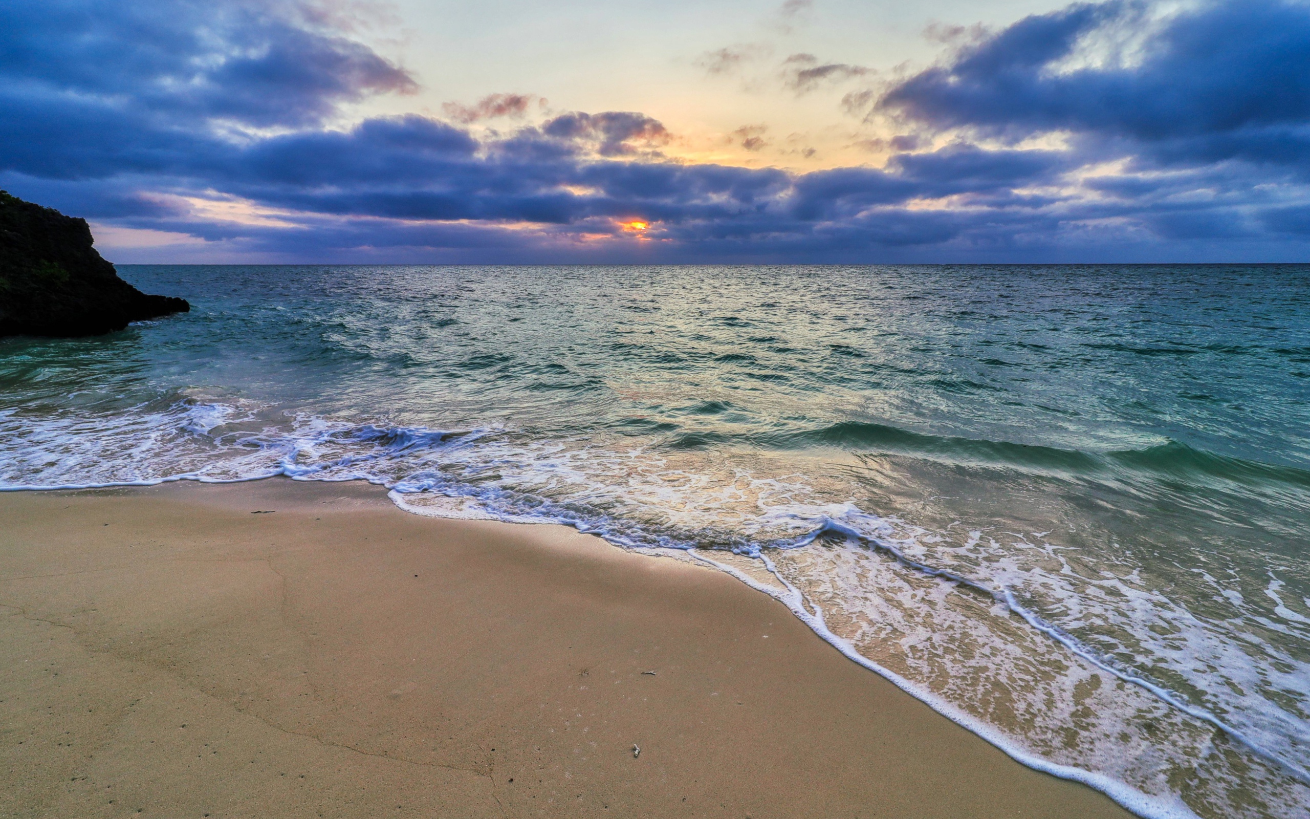 Голубая морская вода на песке на закате солнца
