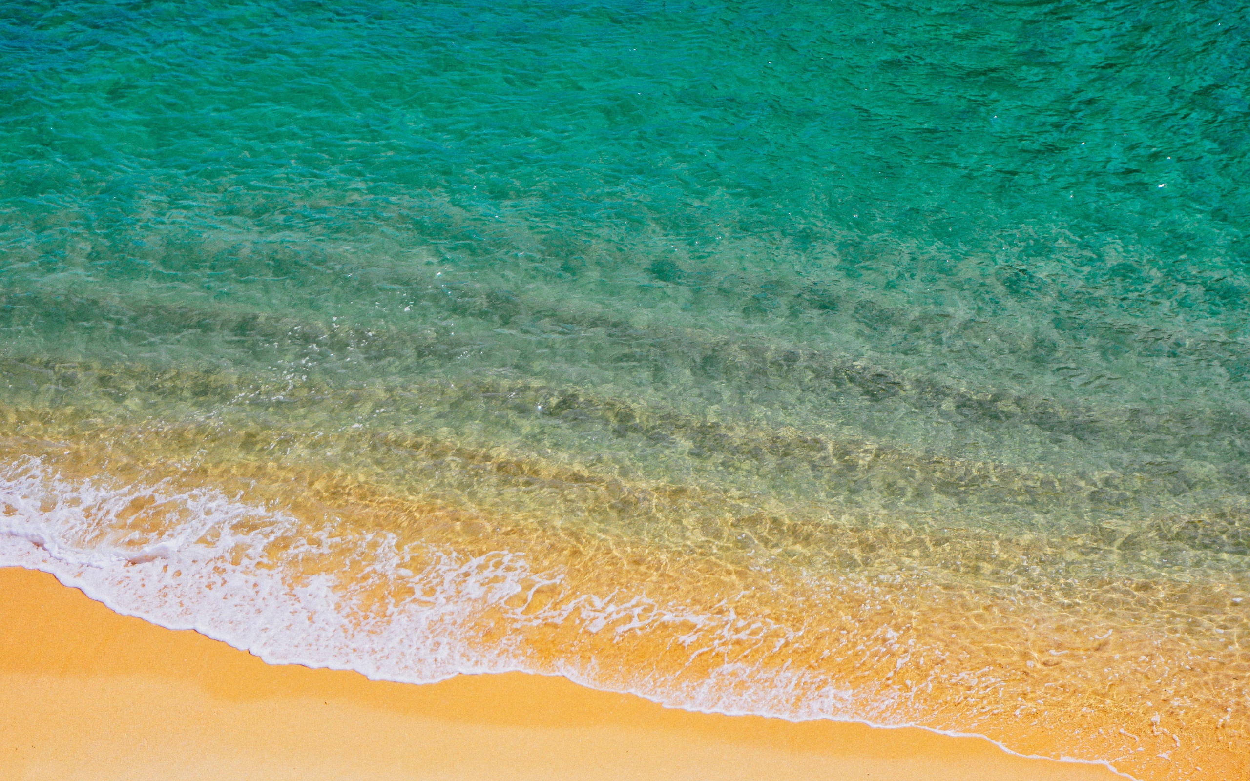 Голубая вода на желтом морском песке