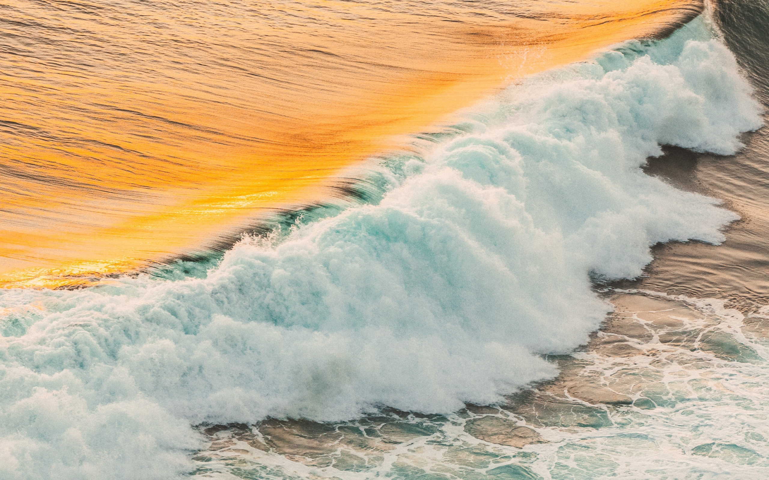 Бушующая белая пена на берегу океана 