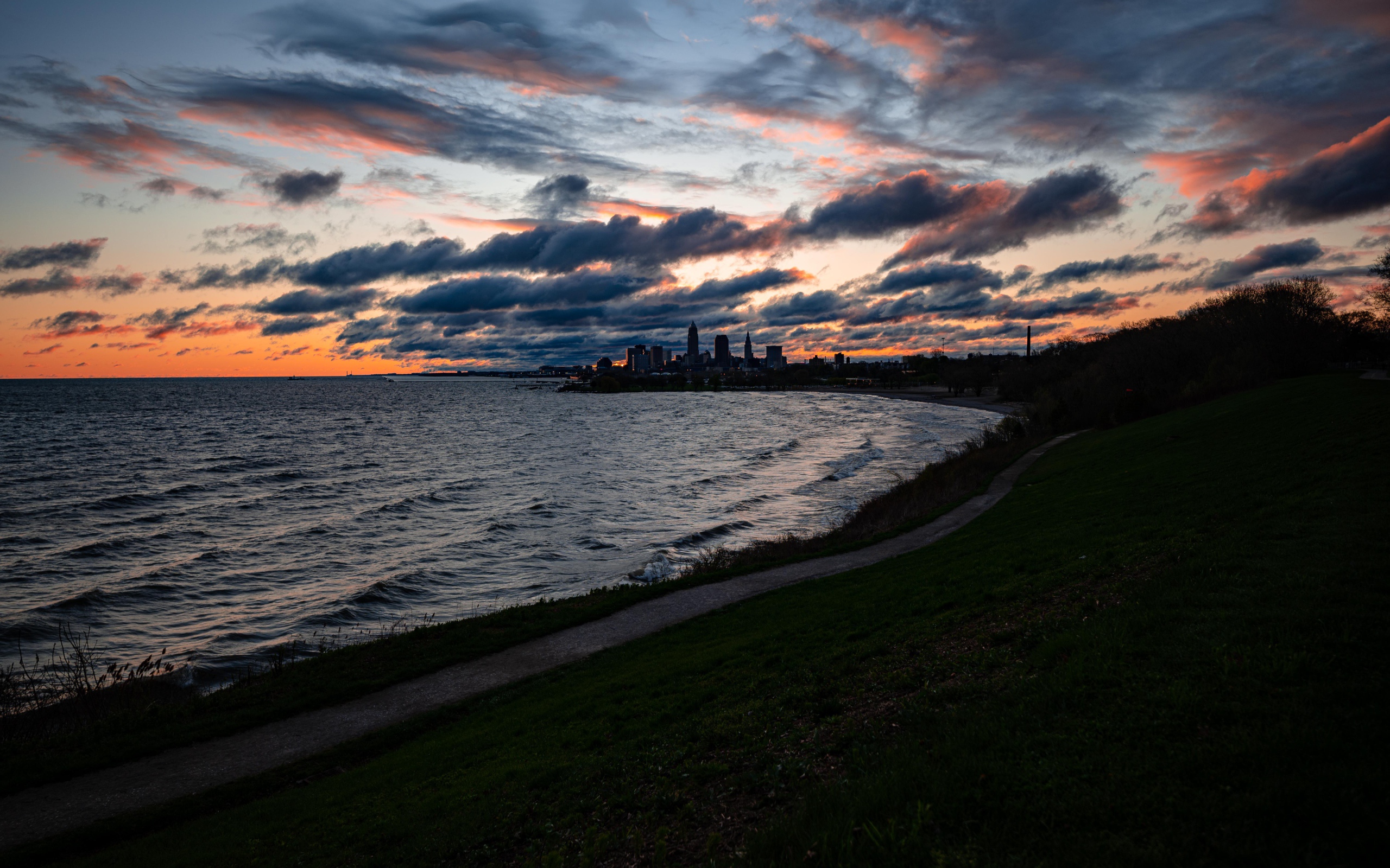 Грозовые облака низко над морем