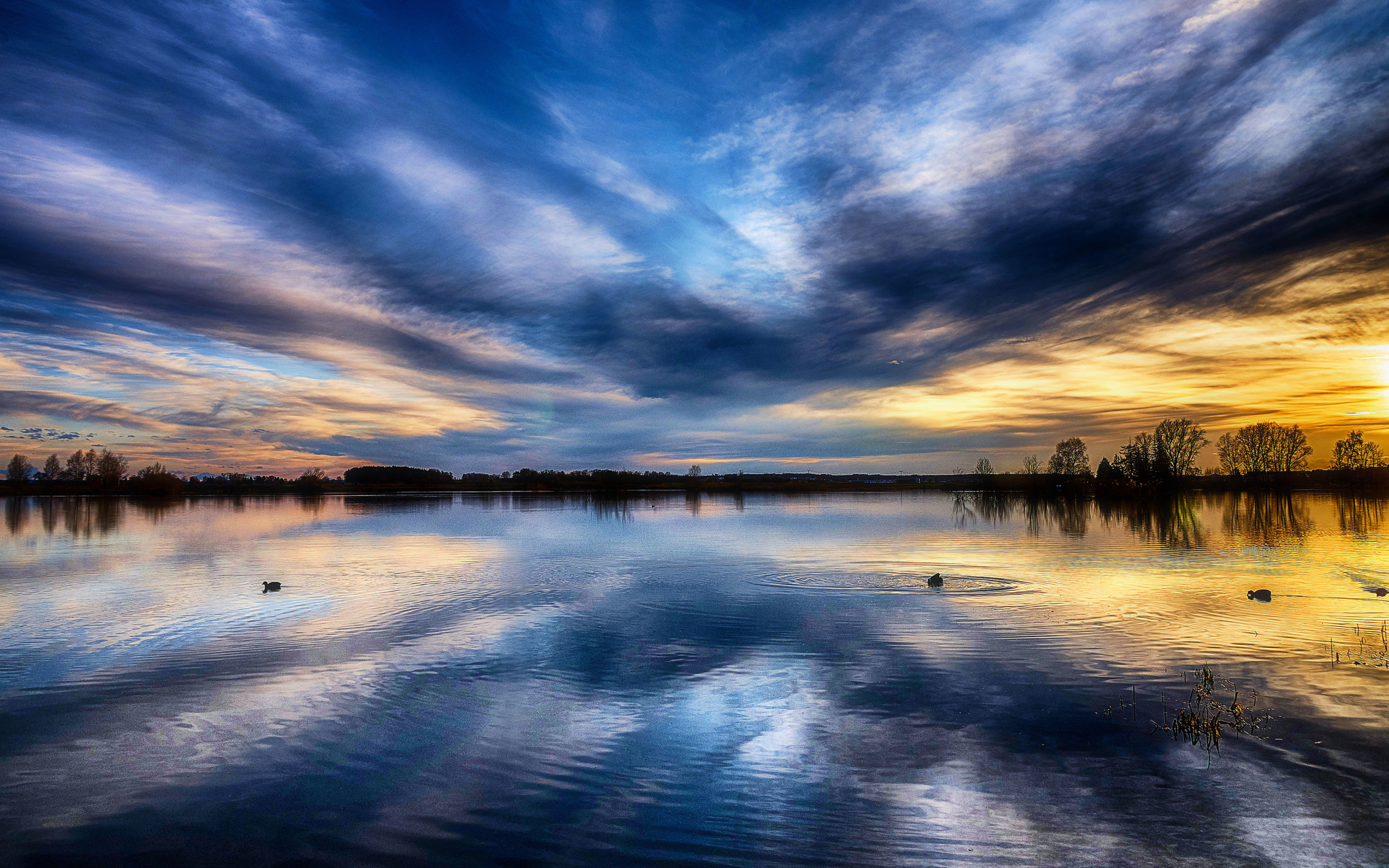 Красивое небо на закате отражается в озере