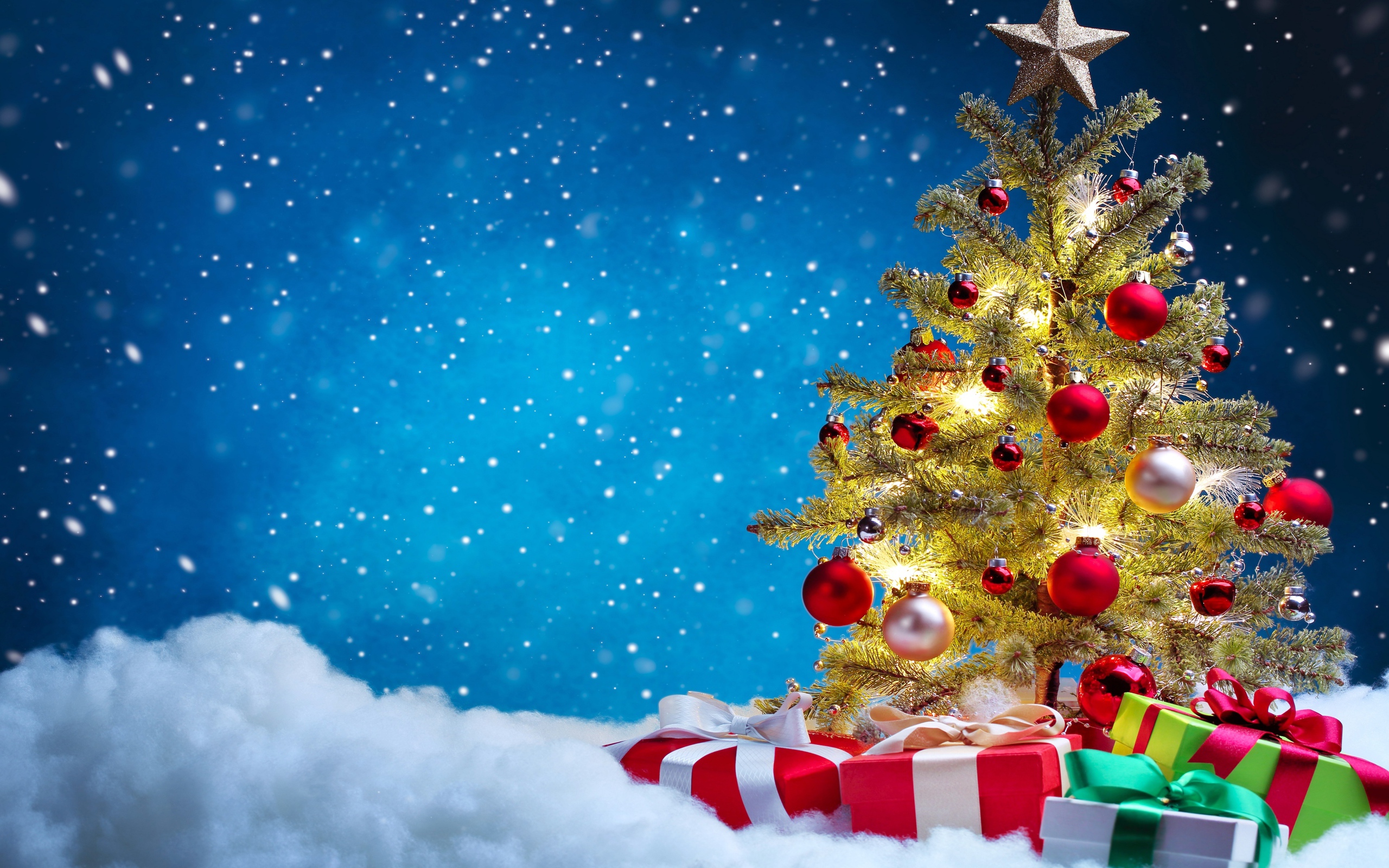 Красивая наряженная елка с подарками, фон для новогодней открытки