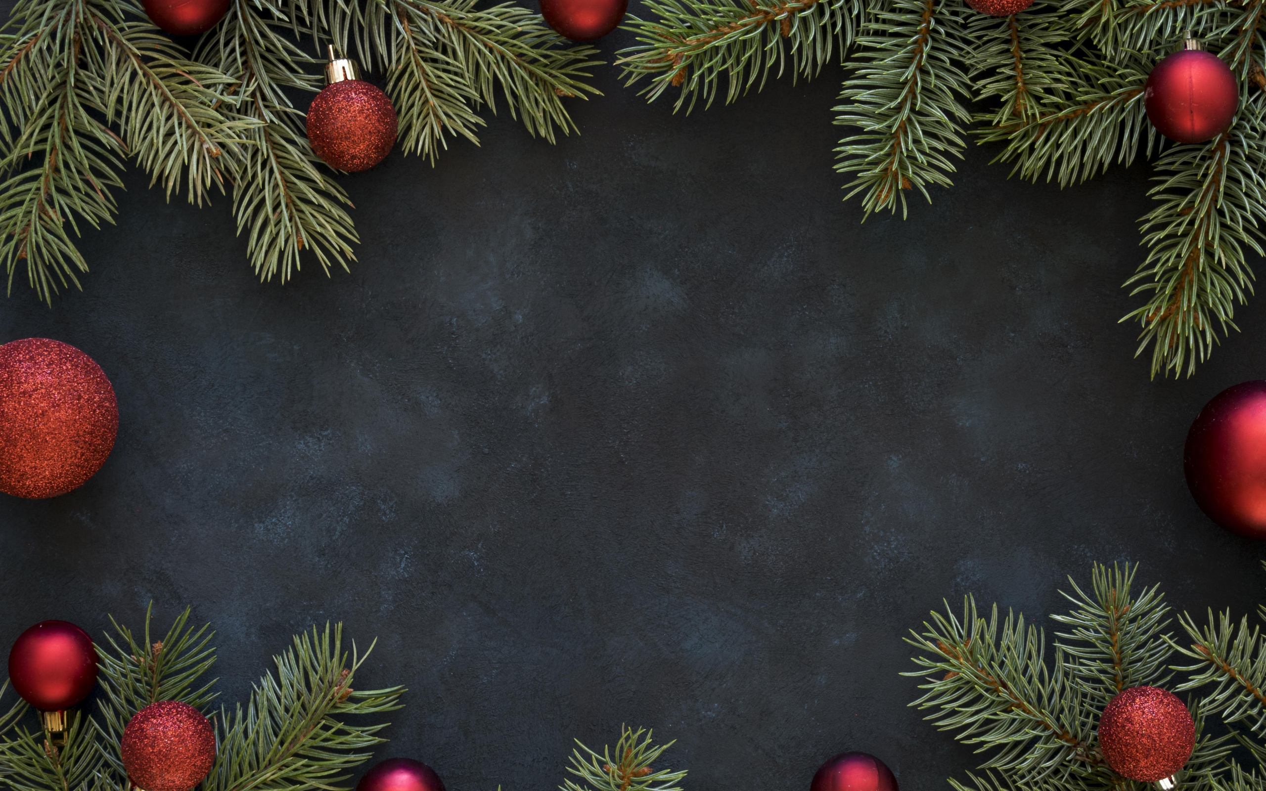 Елочные ветки с красными шариками, фон для новогодней открытки 