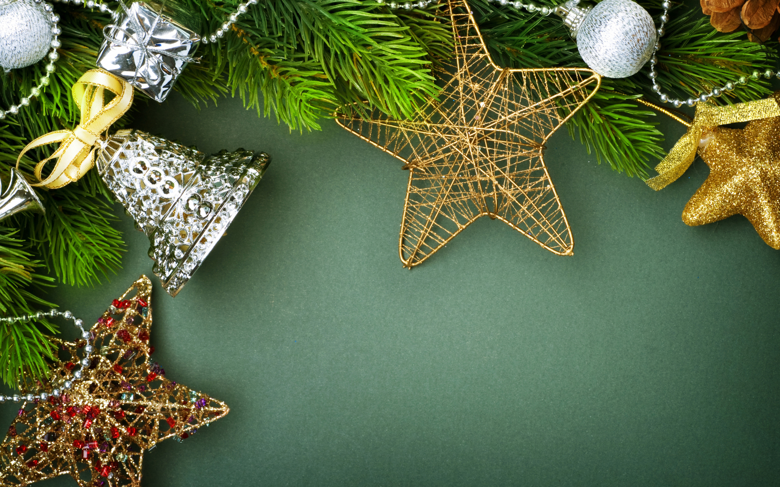 Шаблон для новогодней открытки с игрушками на зеленом фоне