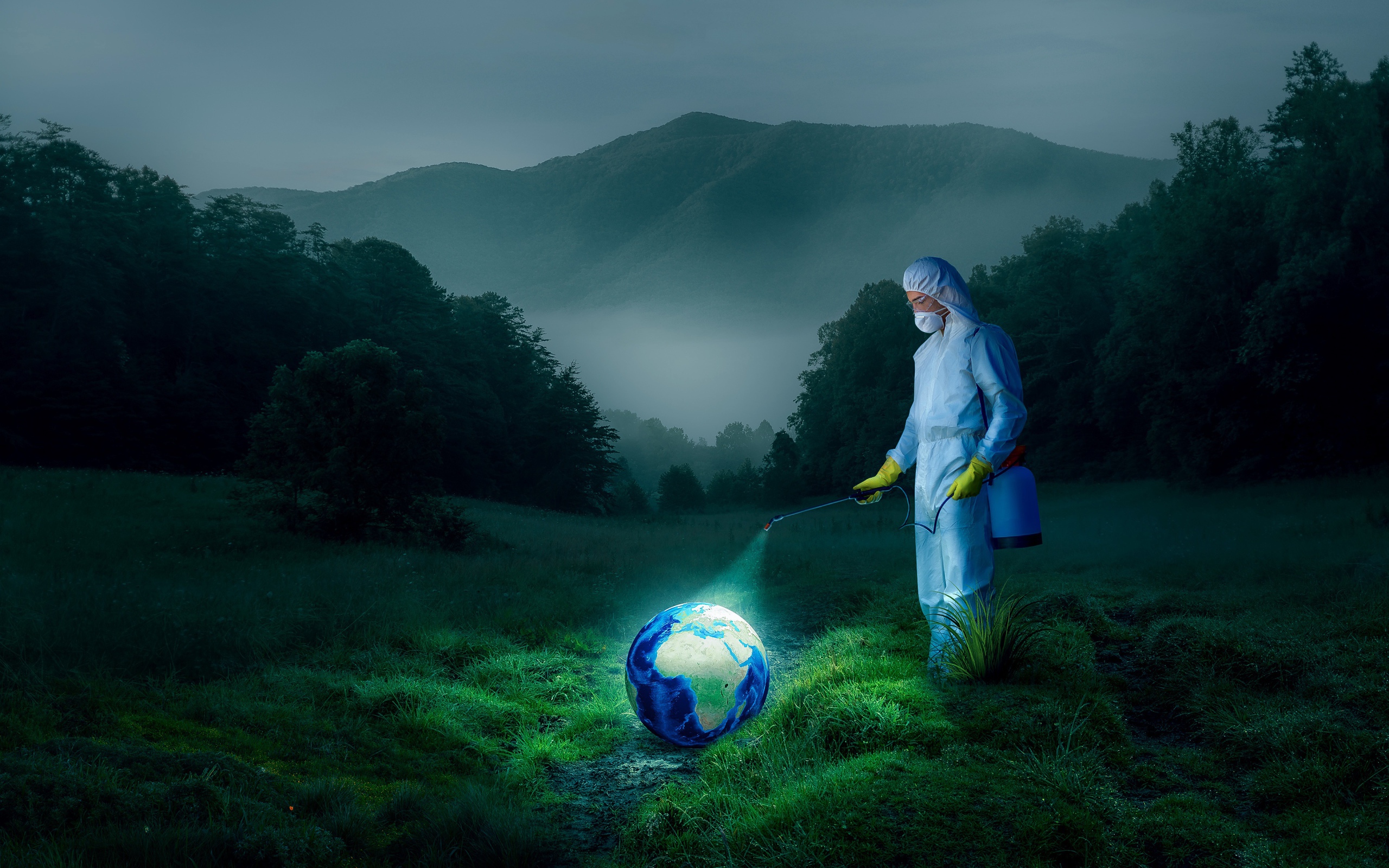 Мужчина обрабатывает землю от вирусов