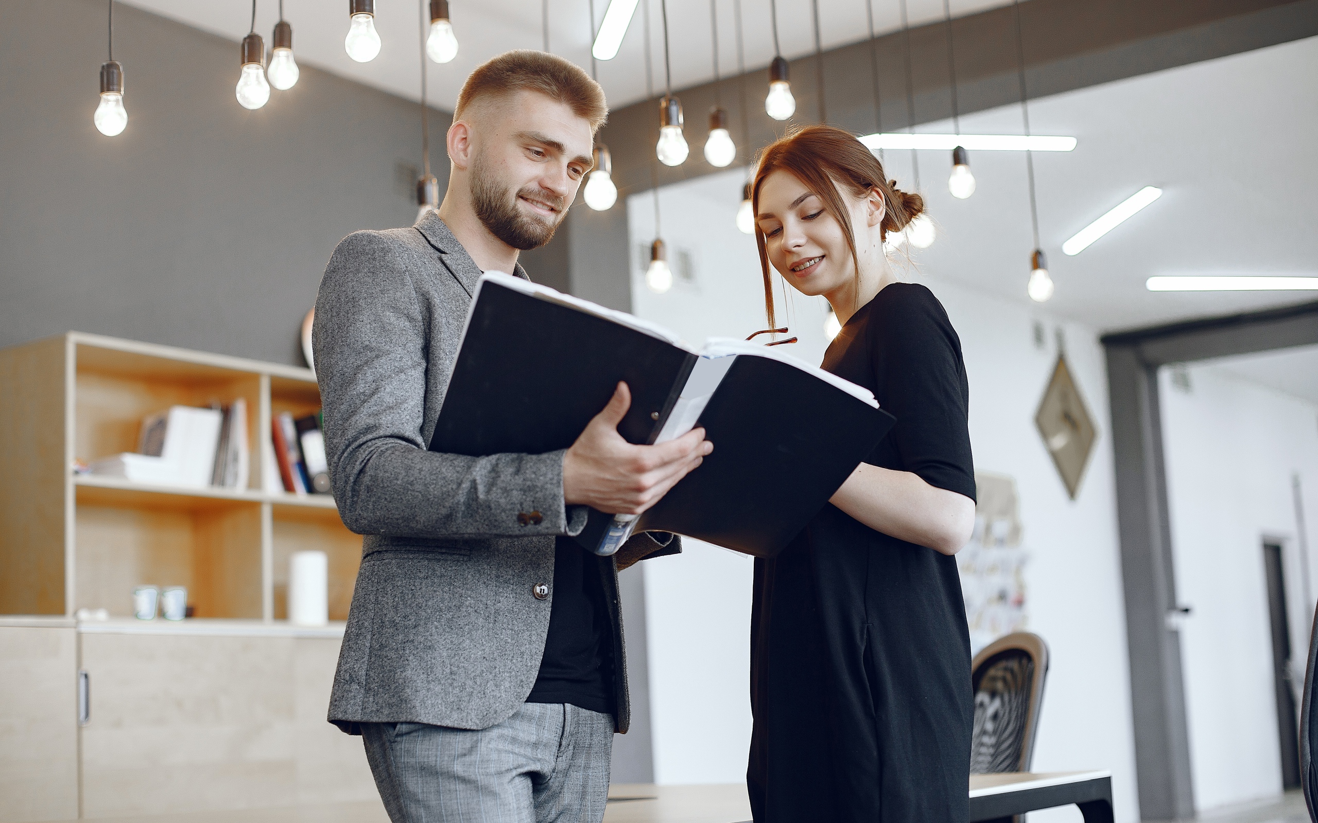 Мужчина и девушка с договором в офисе