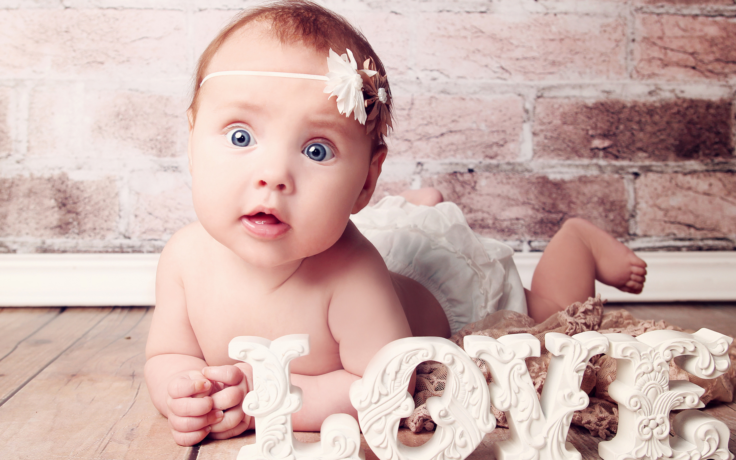 Милый голубоглазый ребенок с надписью любовь 