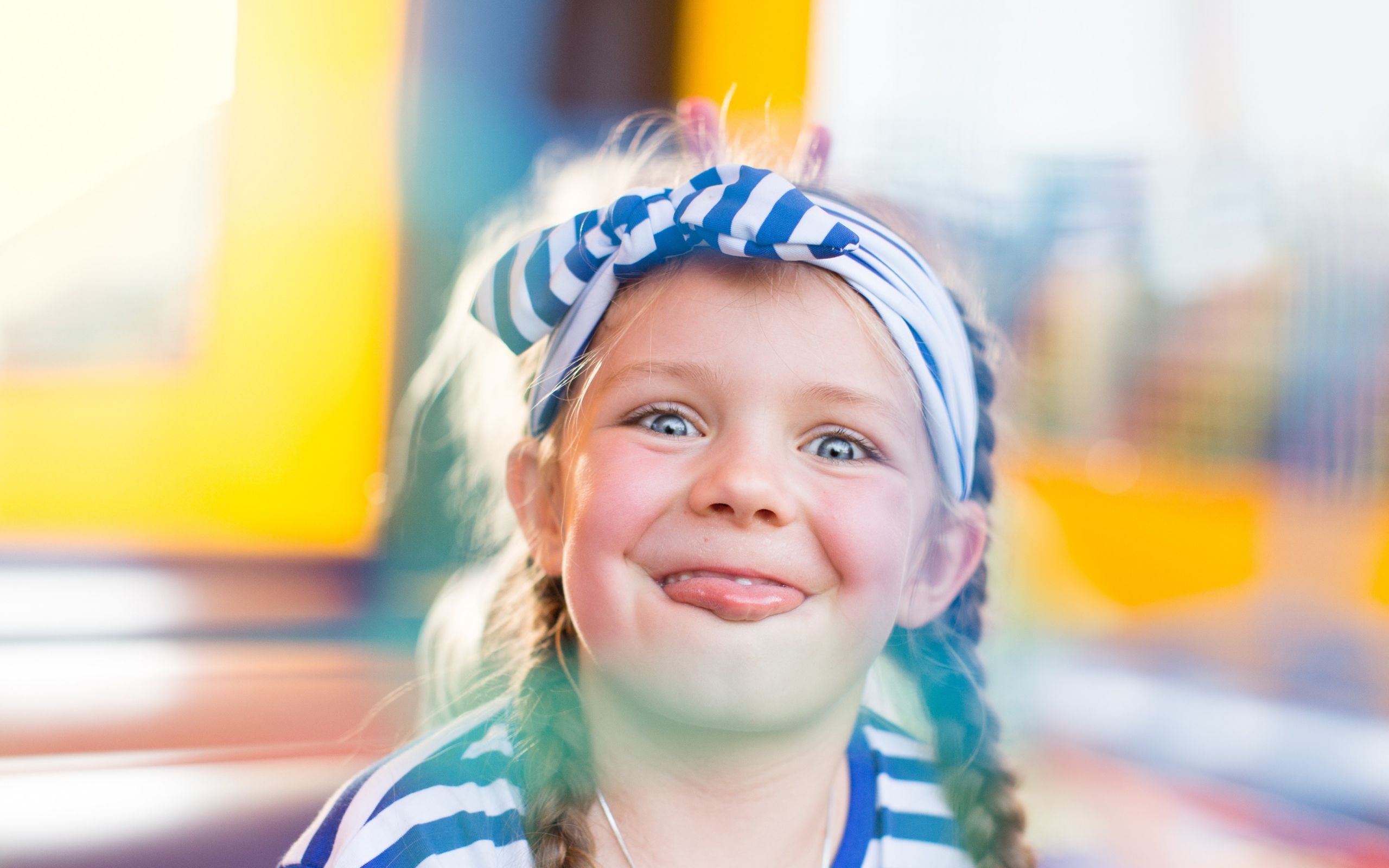 Забавная маленькая девочка с повязкой на голове