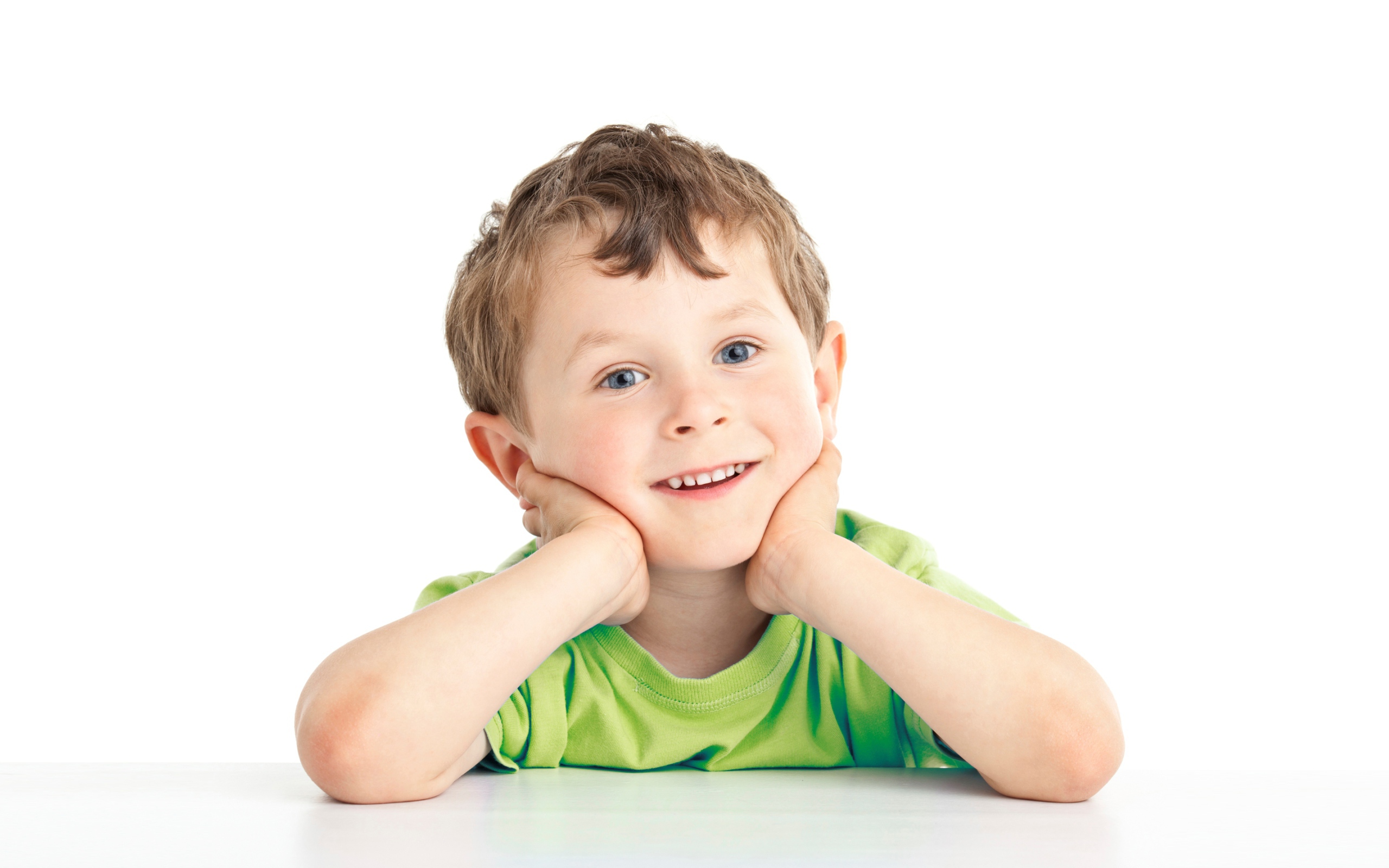 Маленький улыбающийся голубоглазый мальчик на белом фоне