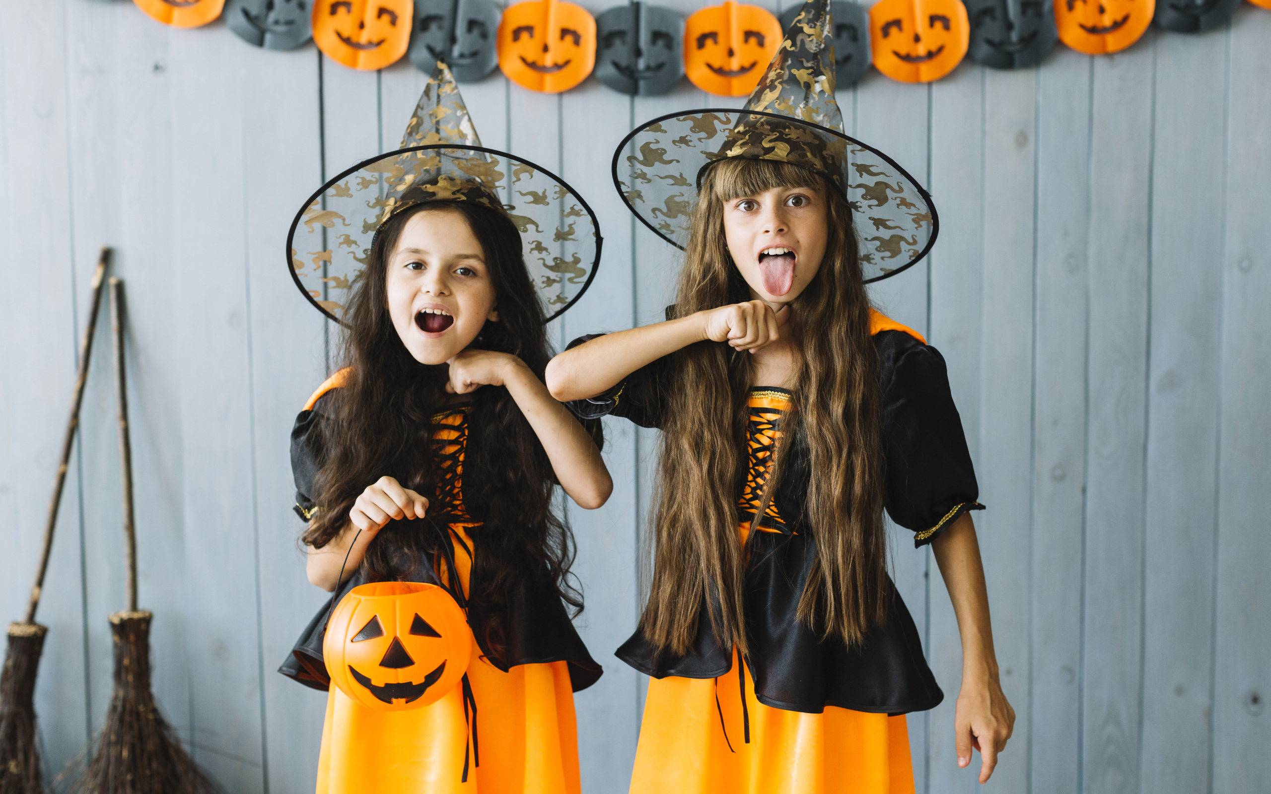Две маленькие девочки в костюмах ведьмы на Хэллоуин