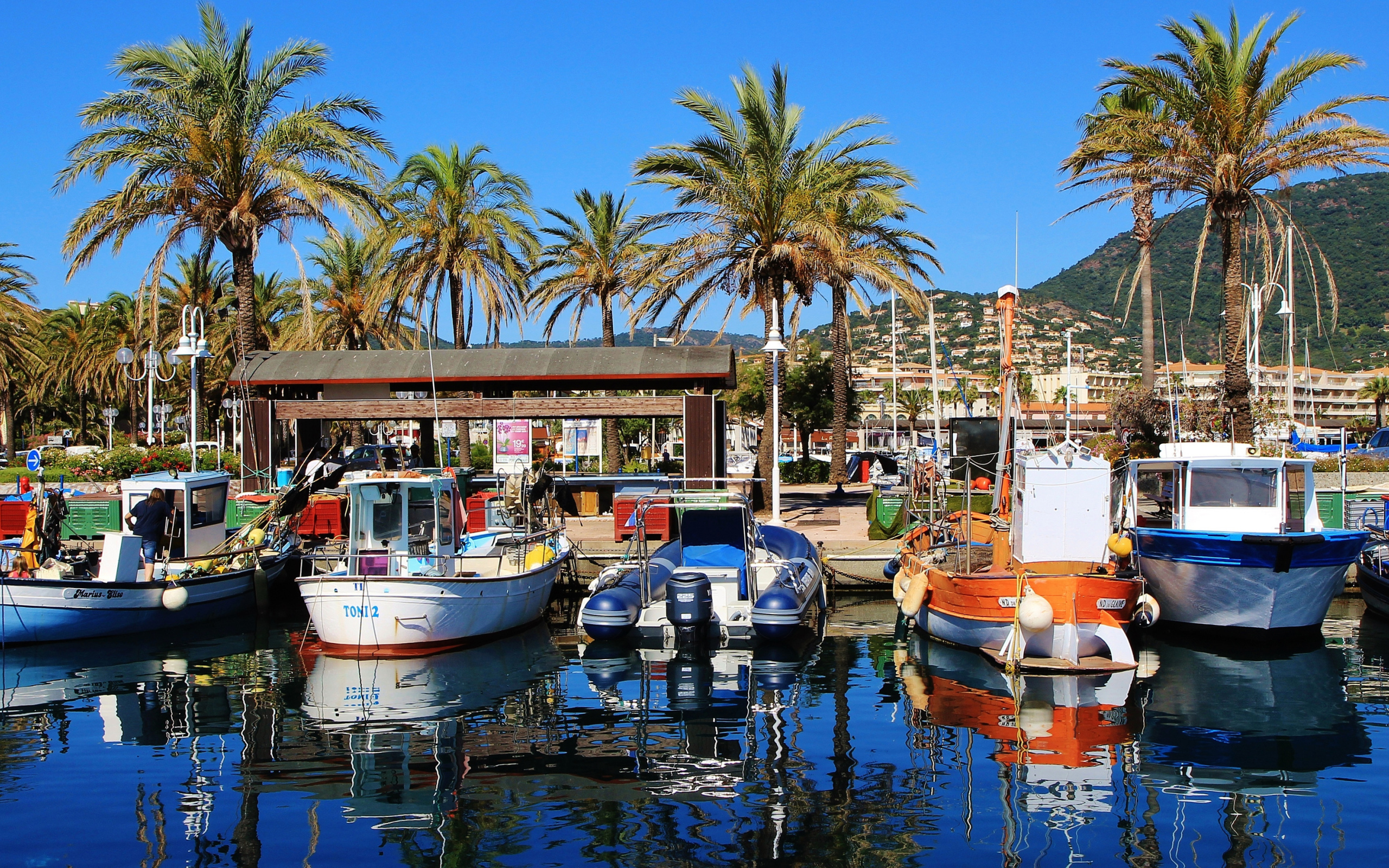 Лодки на пристани на тропическом пляже