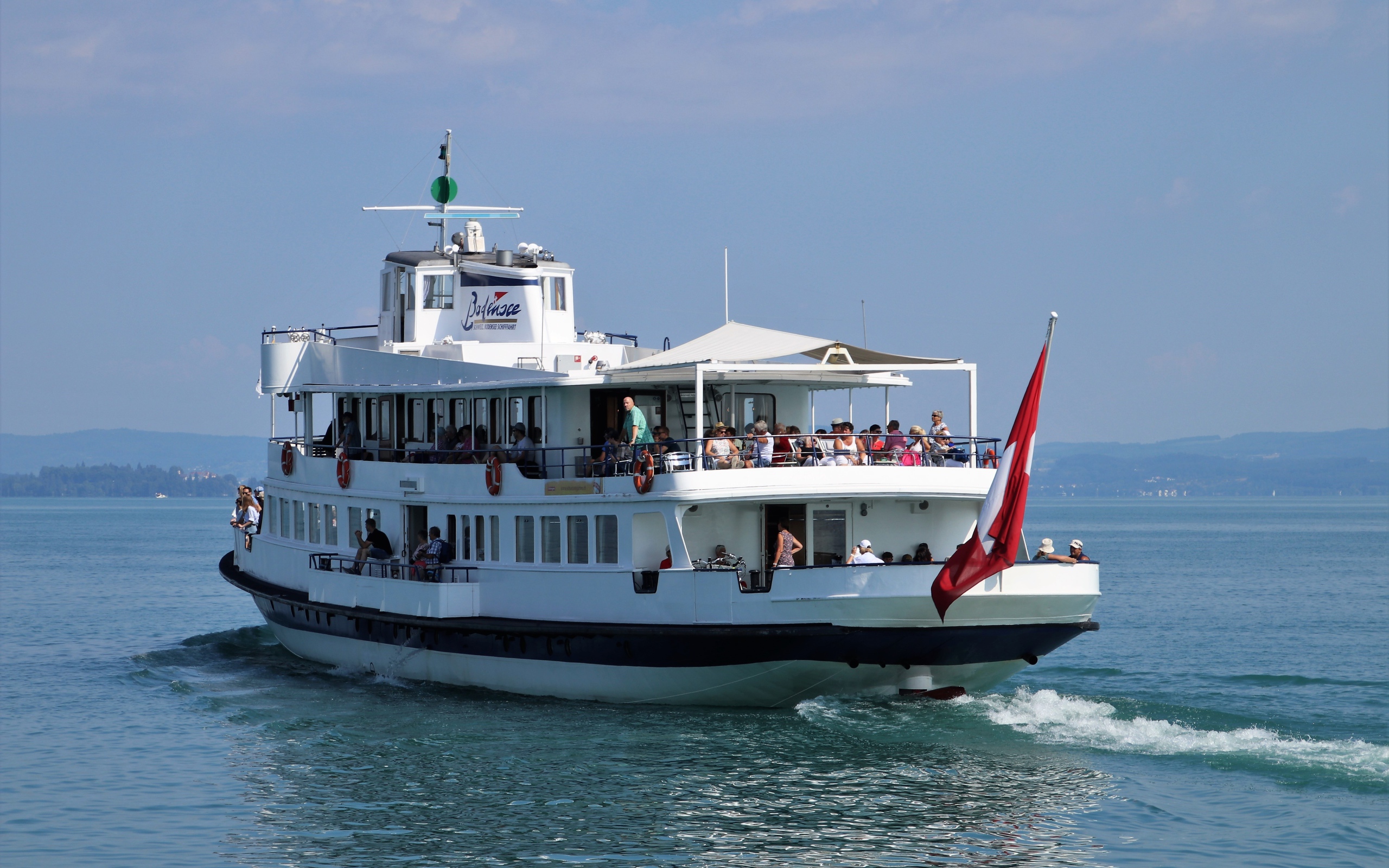 Круизный теплоход плывет по воде 