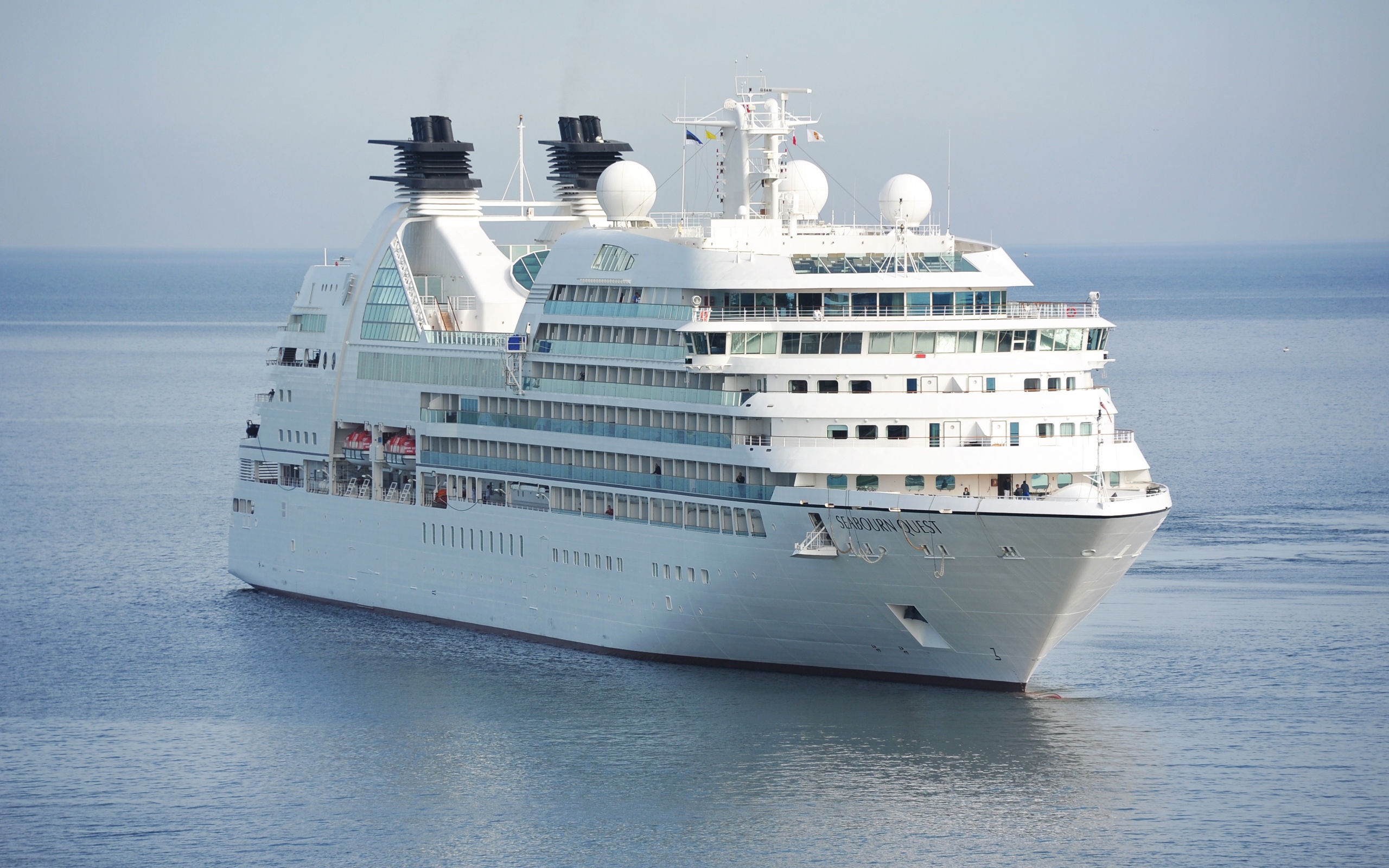 Большой белый круизный лайнер SEABOURN QUEST в море