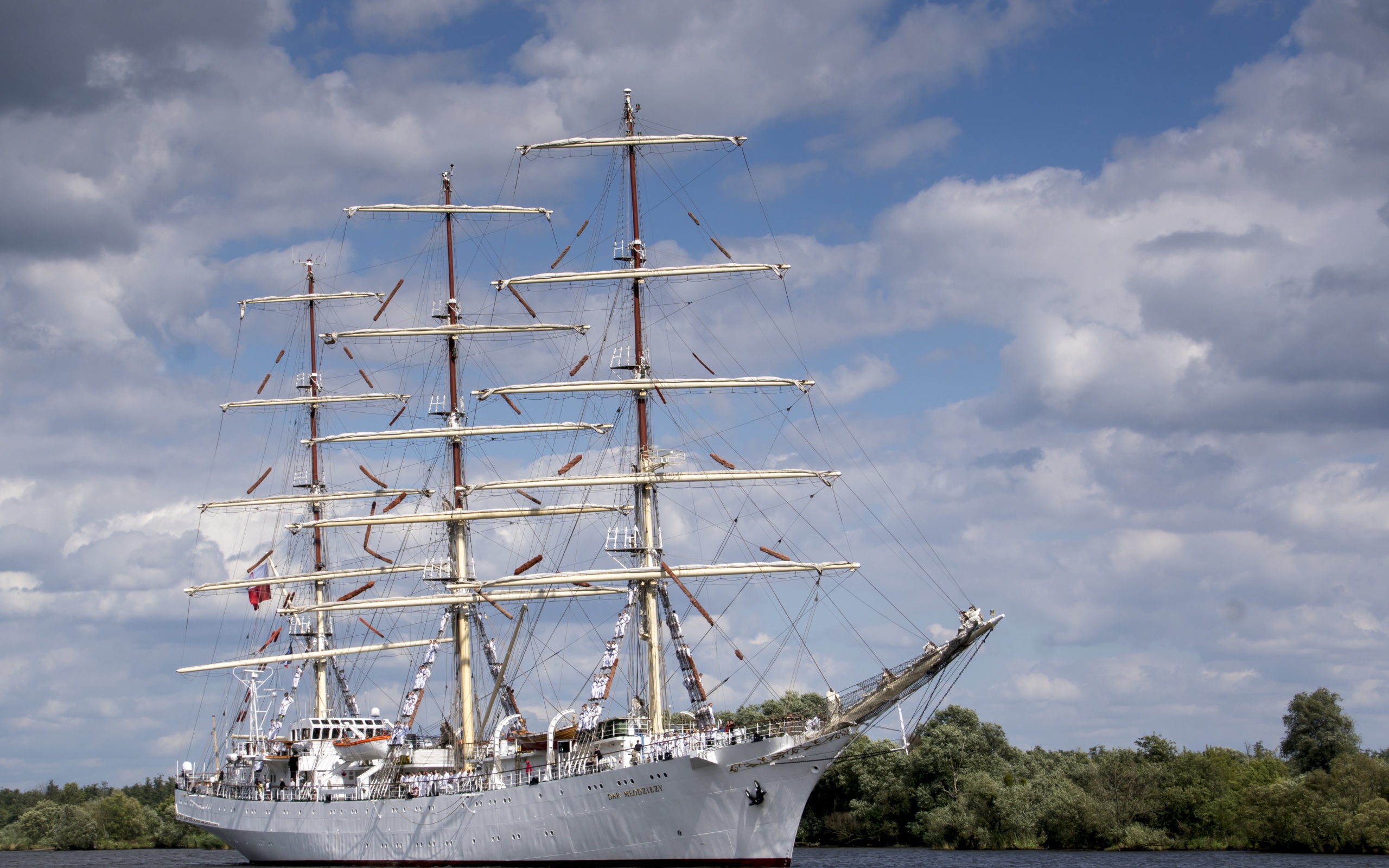 Большой белый корабль с опущенными парусами