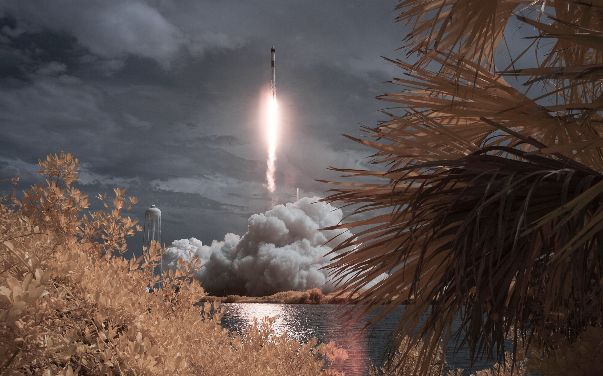 Ракета Falcon 9 совершает взлет с космодрома 