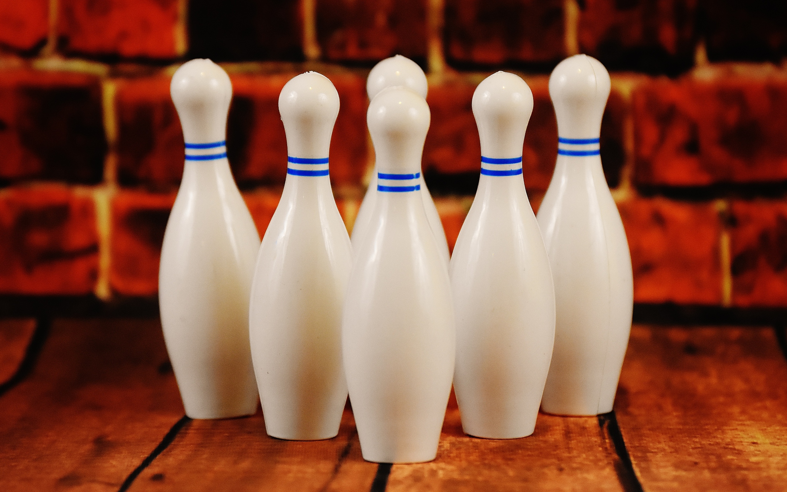 Белые кегли стоят у стены 
