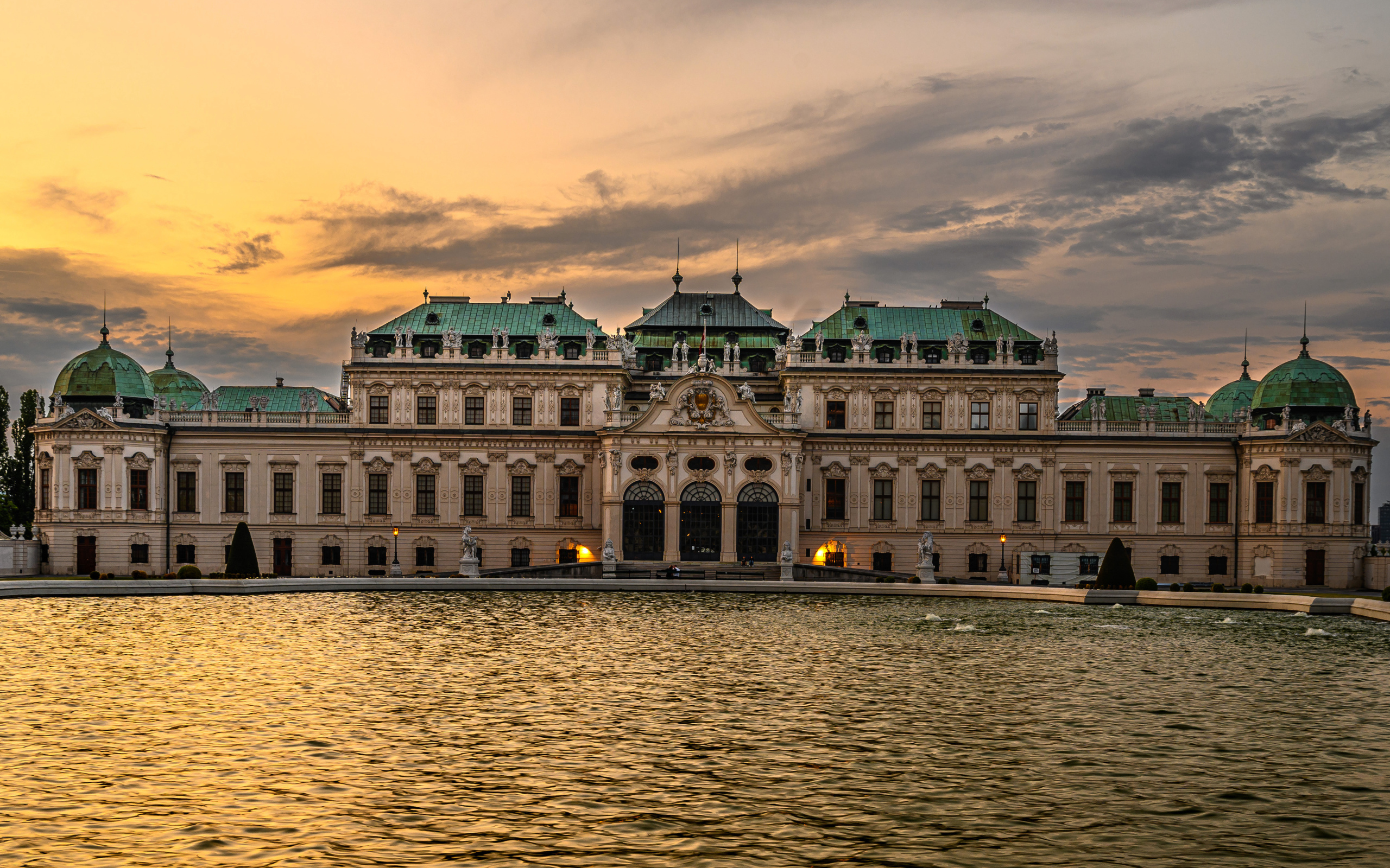 Старое здание у воды на закате, Австрия 