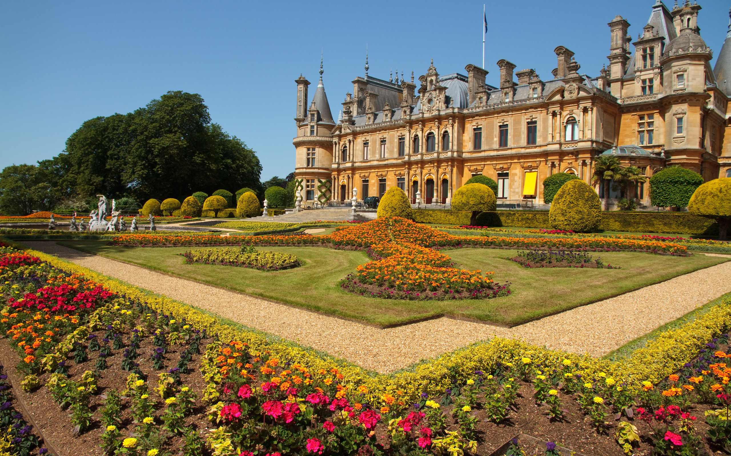 Красивый дворец Поместье Уоддесдон с цветами на клумбах