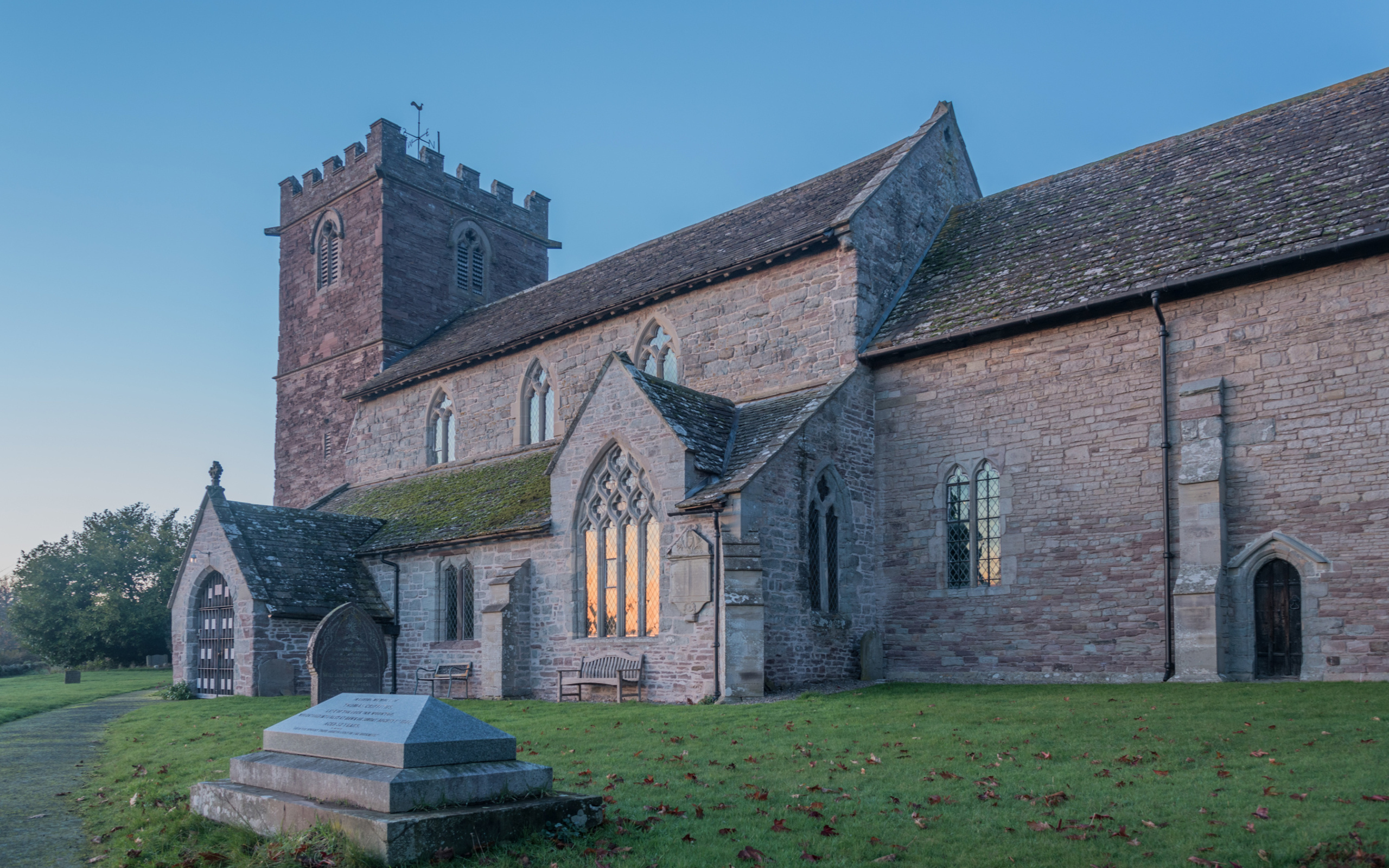 Старое каменное здание под голубым небом, Англия 