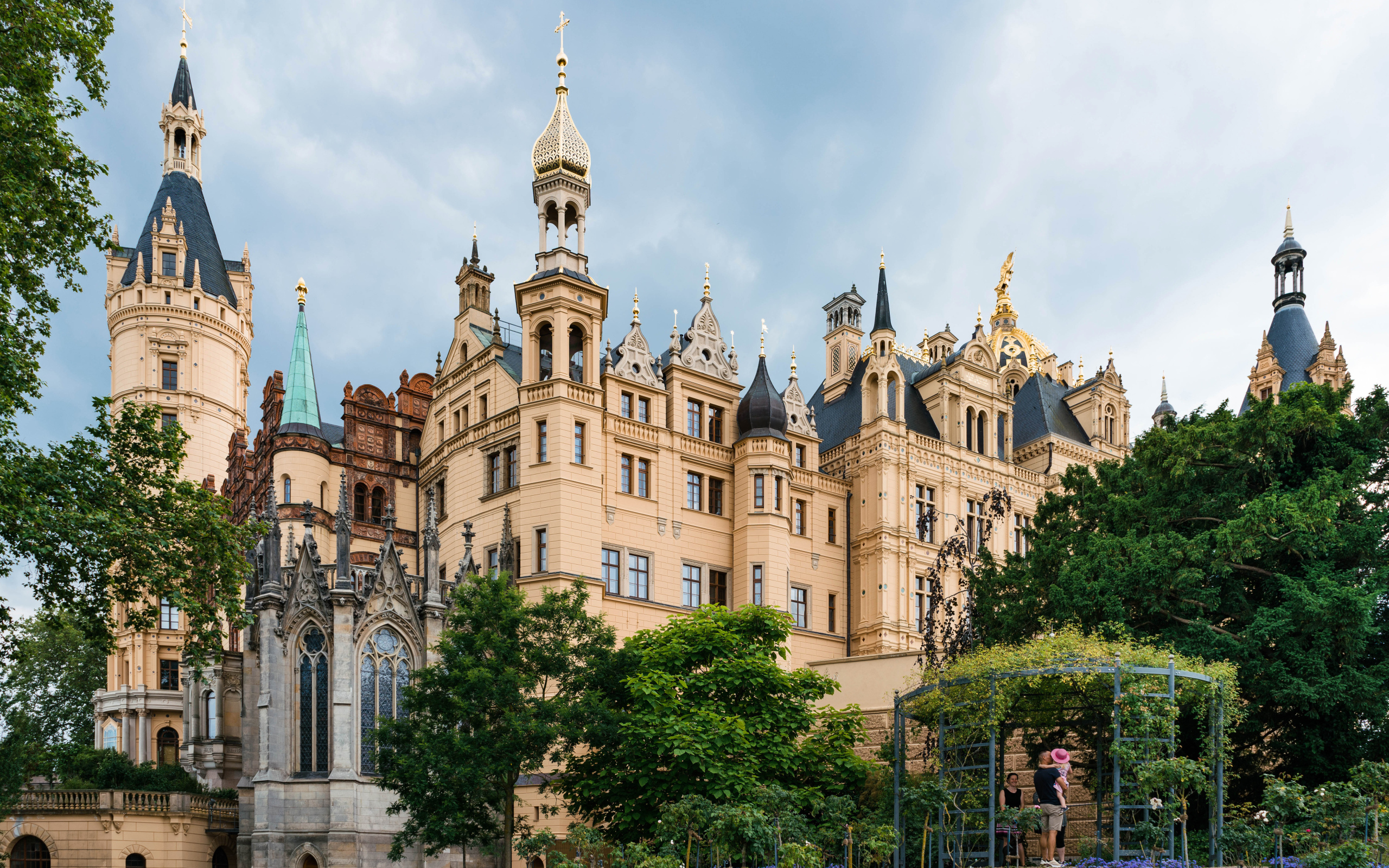 Красивый старинный Шверинский замок, Германия